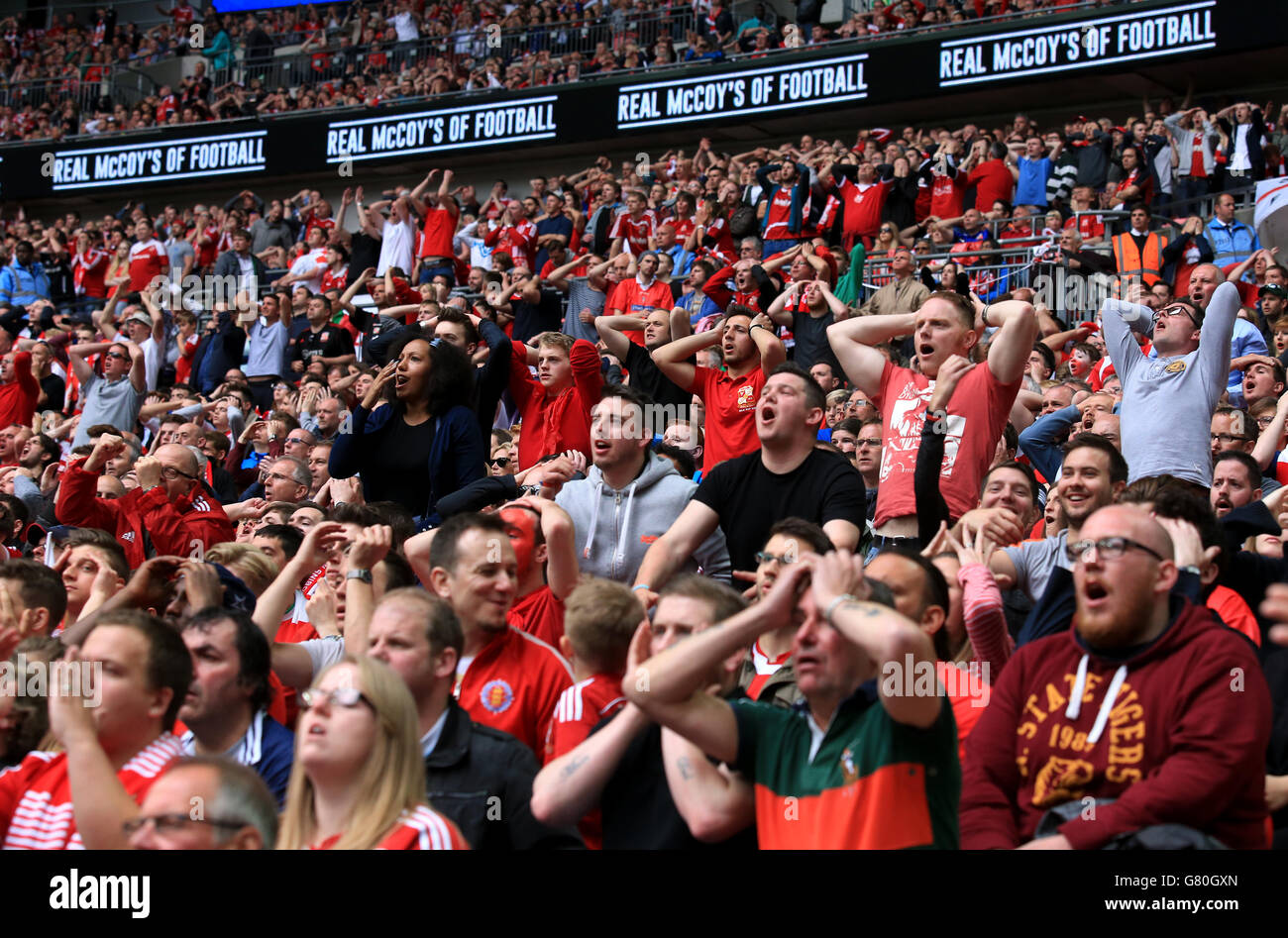 Calcio - Sky Bet League One - Gioca - finale - Preston North End v Swindon Town - Stadio di Wembley. I fan di Swindon Town negli stand reagiscono Foto Stock