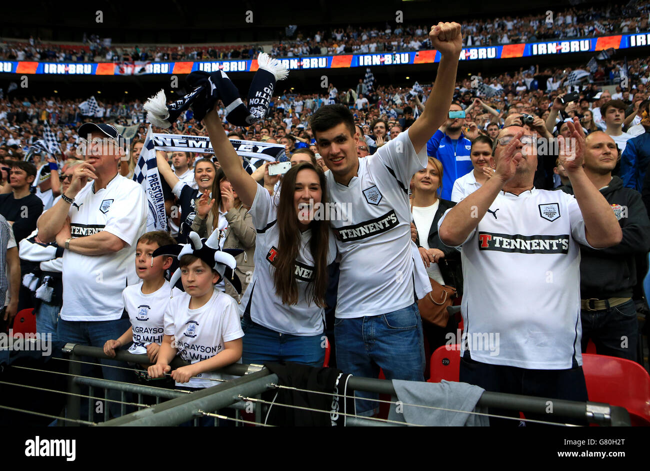 Calcio - Sky Bet League One - Gioca - finale - Preston North End v Swindon Town - Stadio di Wembley. Fan di Preston North End negli stand Foto Stock