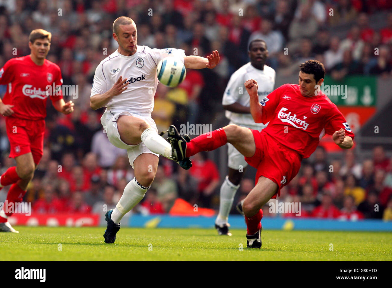 Antonio Nunez di Liverpool e Kevin Nolan di Bolton Wanderers la sfera Foto Stock