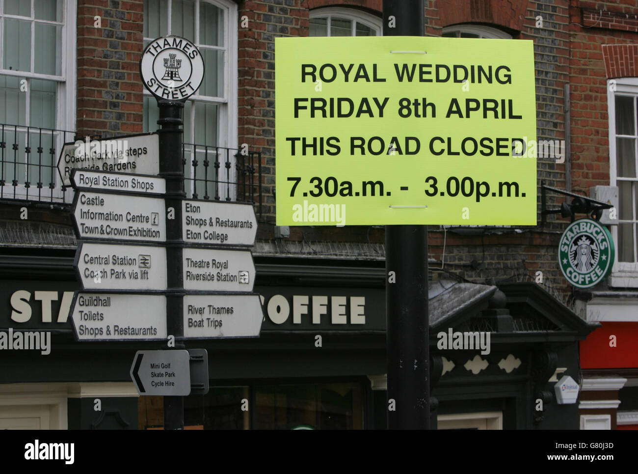 Un cartello di chiusura della strada in Thames Street, dopo che è stato annunciato che il matrimonio del Principe di Galles a Camilla Parker Bowles deve essere rinviato a Sabato perché si scontra con il funerale del Papa. Foto Stock