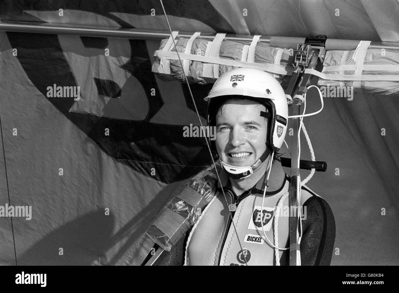 Il banchiere mercantile Richard Bickel, 28 anni, di Woodley, Reading, dopo il suo arrivo a Calais e il suo volo in deltaplano attraverso la Manica per celebrare il risultato del referendum e gli sbarchi del D-Day. L'onorevole Bickel ha impiegato poco meno di un'ora per raggiungere Calais. Foto Stock