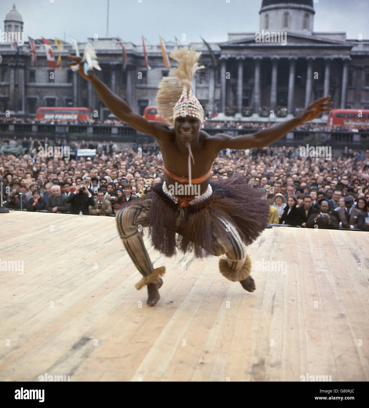 Un ballerino della Sierra Leone National Dance Troupe si esibisce a Trafalgar Square, Londra, come parte del Commonwealth Arts Festival. Foto Stock