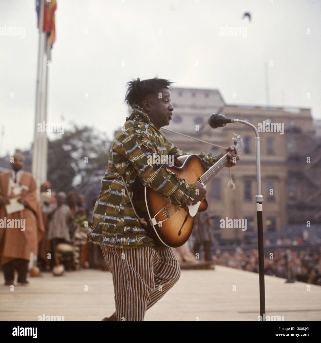 Un chitarrista della Sierra Leone National Dance Troupe si esibisce a Trafalgar Square, Londra, nell'ambito del Commonwealth Arts Festival. Foto Stock