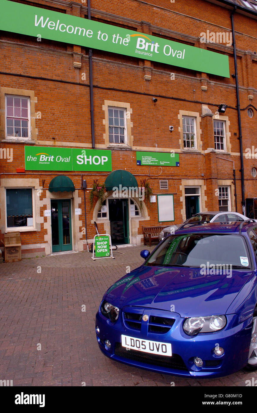 Auto di fronte al negozio di club al Brit Oval, casa di Surrey Foto Stock