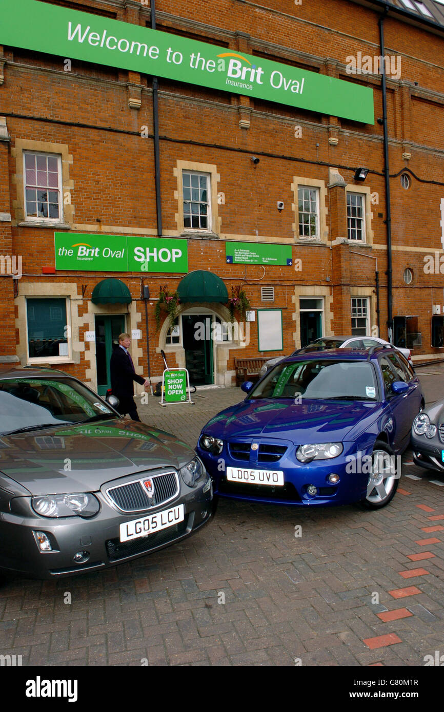 Auto di fronte al negozio di club al Brit Oval, casa di Surrey Foto Stock