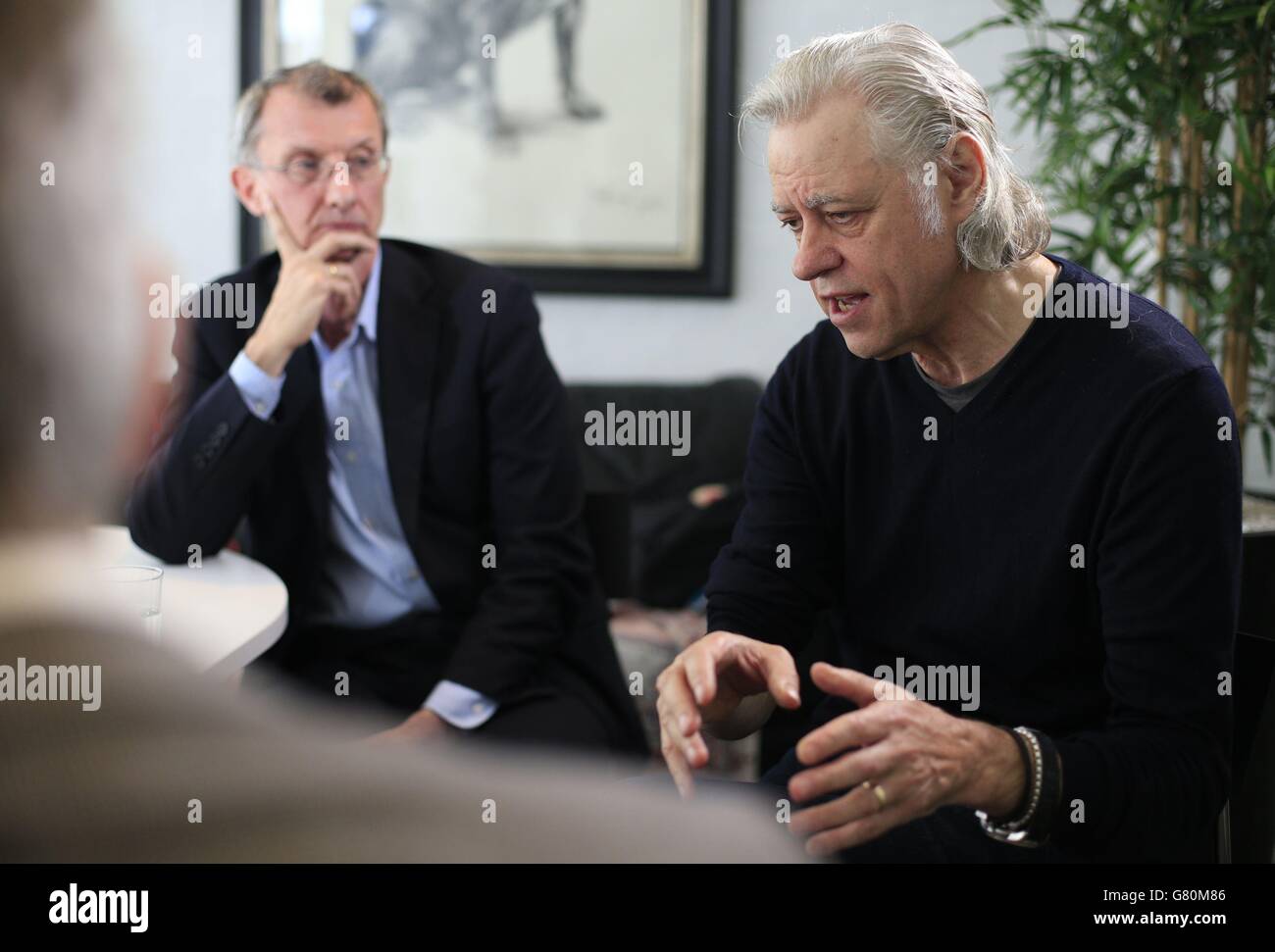 Bob Geldof (a destra), accanto al direttore esecutivo di ODI Kevin Watkins (a sinistra) presso gli uffici di Kruger Cowe Ltd, Chelsea, Londra, come la Gran Bretagna è idealmente posizionato per essere 'davanti alla curva' e potrebbe beneficiare del 'vasto potenziale' dell'Africa nel 21 ° secolo, secondo l'attivista di Band Aid. Foto Stock