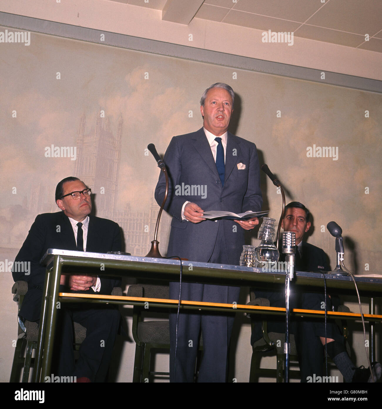 Edward Heath (c), leader del Partito conservatore, in una conferenza stampa in cui il partito ha pubblicato il proprio manifesto per le elezioni generali del 1966. Sono anche raffigurati Reginal Maudling (l) e Edward Du Cann (r). Foto Stock