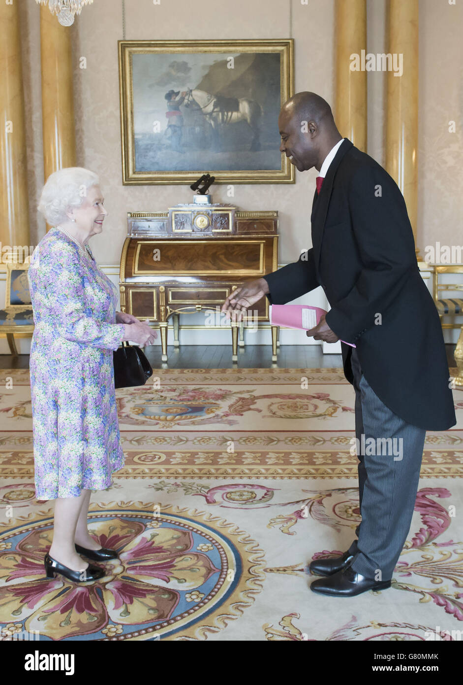 La Regina Elisabetta II riceve sua Eccellenza il Signor Yackoley Kokou Johnson mentre presenta le lettere di richiamo del suo predecessore e le sue lettere di credito come Ambasciatore della Repubblica Togolese presso la Corte di San Giacomo a Buckingham Palace, Londra. Foto Stock