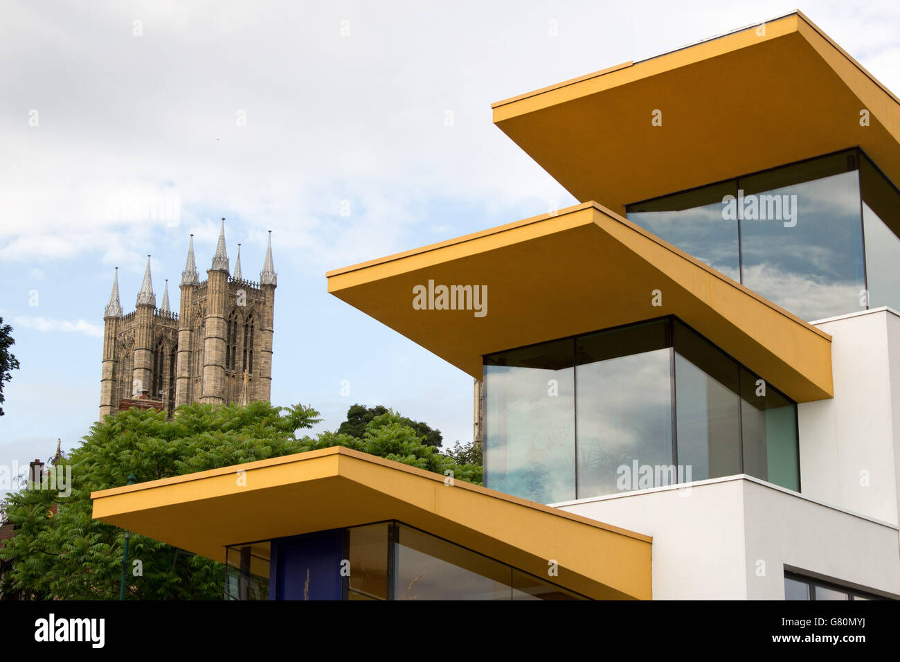 Una moderna casa con la suggestiva architettura situato su Michaelgate accanto alla ripida collina nella zona superiore di Lincoln. Foto Stock