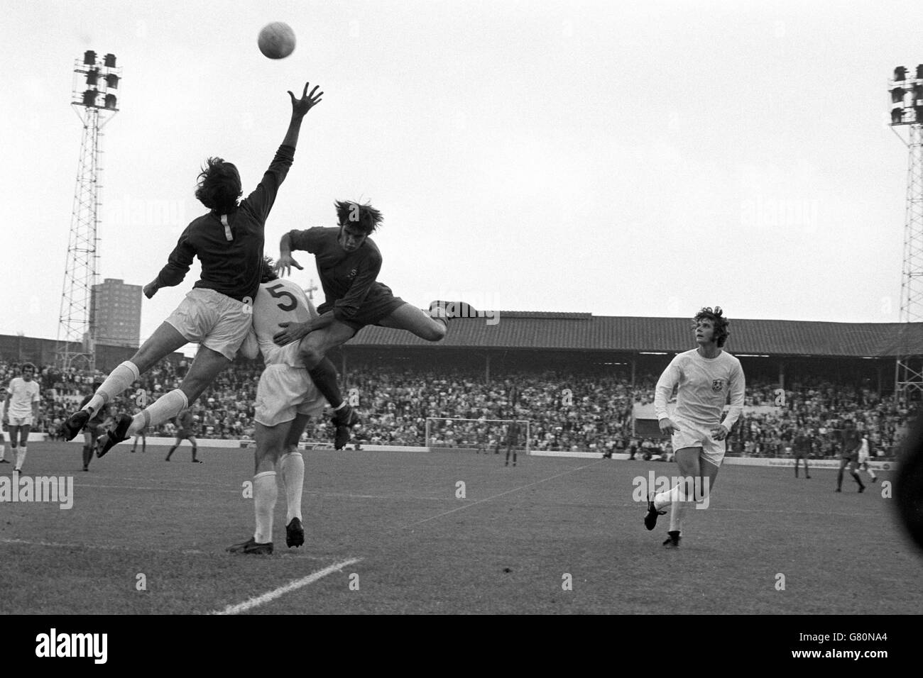 Bryan King, portiere di Millwall, salta per allontanare la palla da David Watson di Sunderland durante la seconda partita di divisione al Den. Al centro si trova Millwall n. 5 Barry Kitchener. Foto Stock