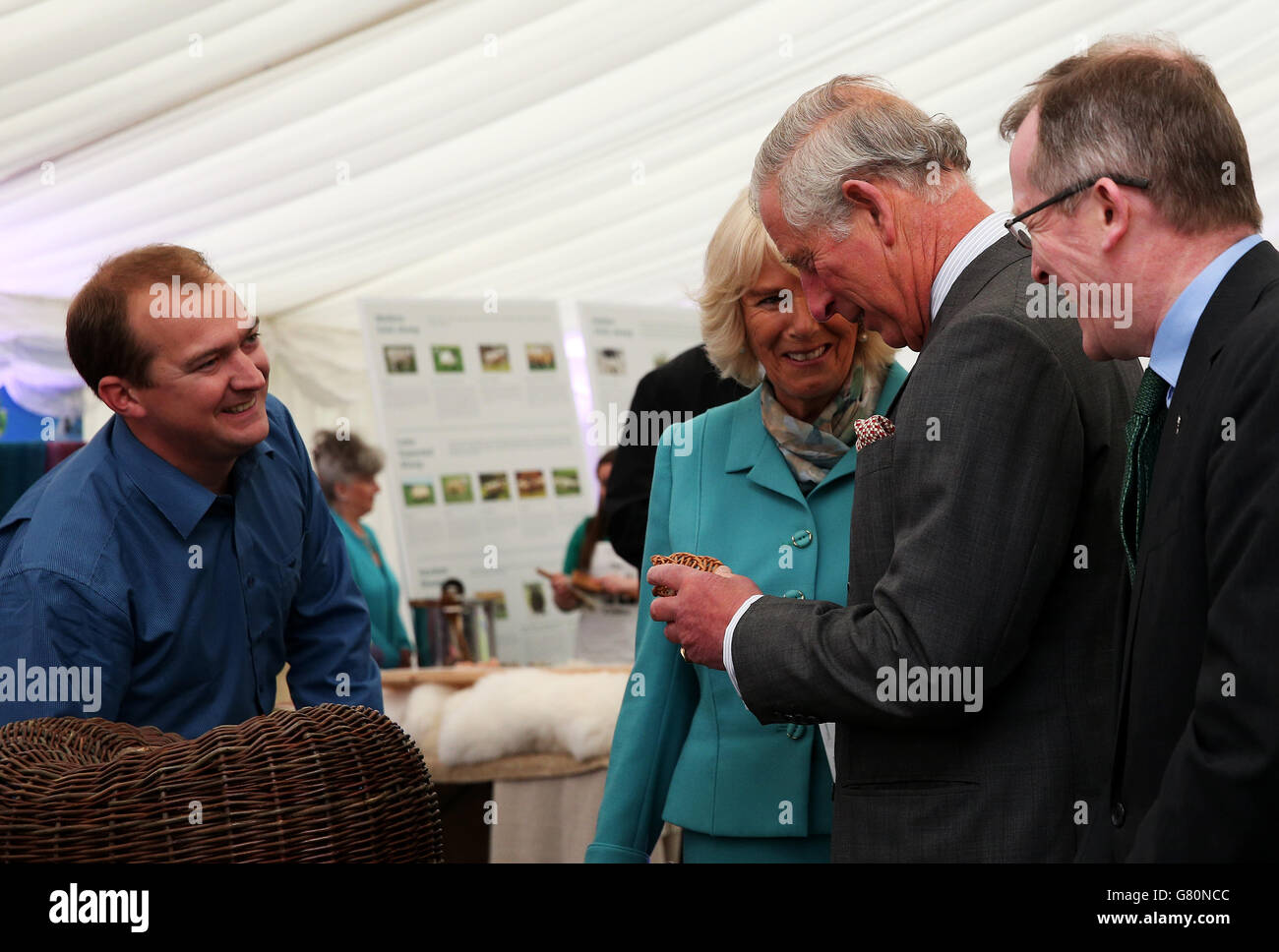 Il Principe di Galles, insieme alla Duchessa di Cornovaglia, tiene un sonnellino donato dal cestista Ciaran Hogan (a sinistra) ad un ricevimento di benvenuto a NUI Galway il primo giorno della loro visita reale nella Repubblica d'Irlanda. Foto Stock