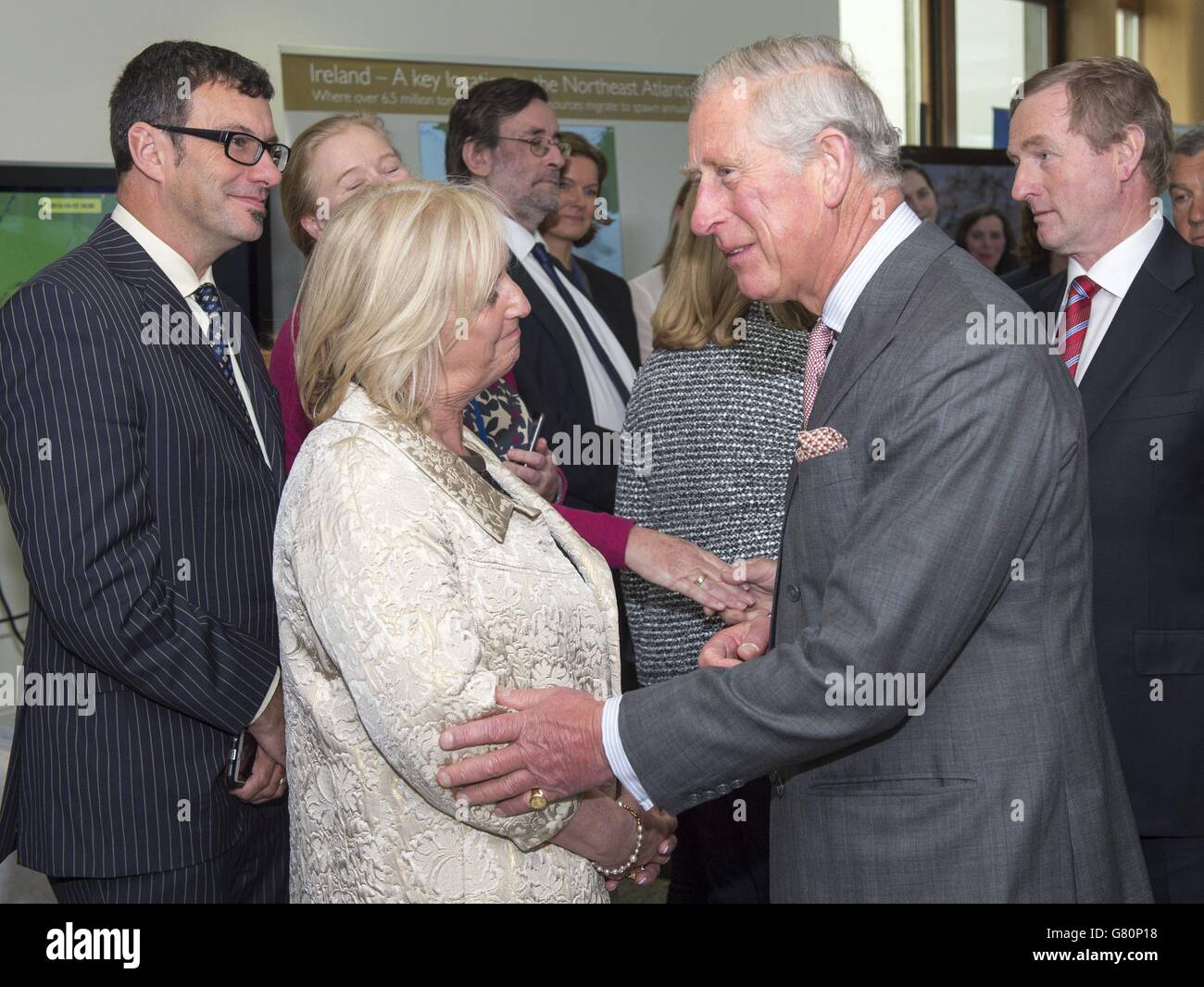 Il Principe del Galles incontra Gwen Carroll da Cork all'Istituto Marino di Galway, il giorno uno di una visita di quattro giorni in Irlanda con la Duchessa di Cornovaglia. Foto Stock