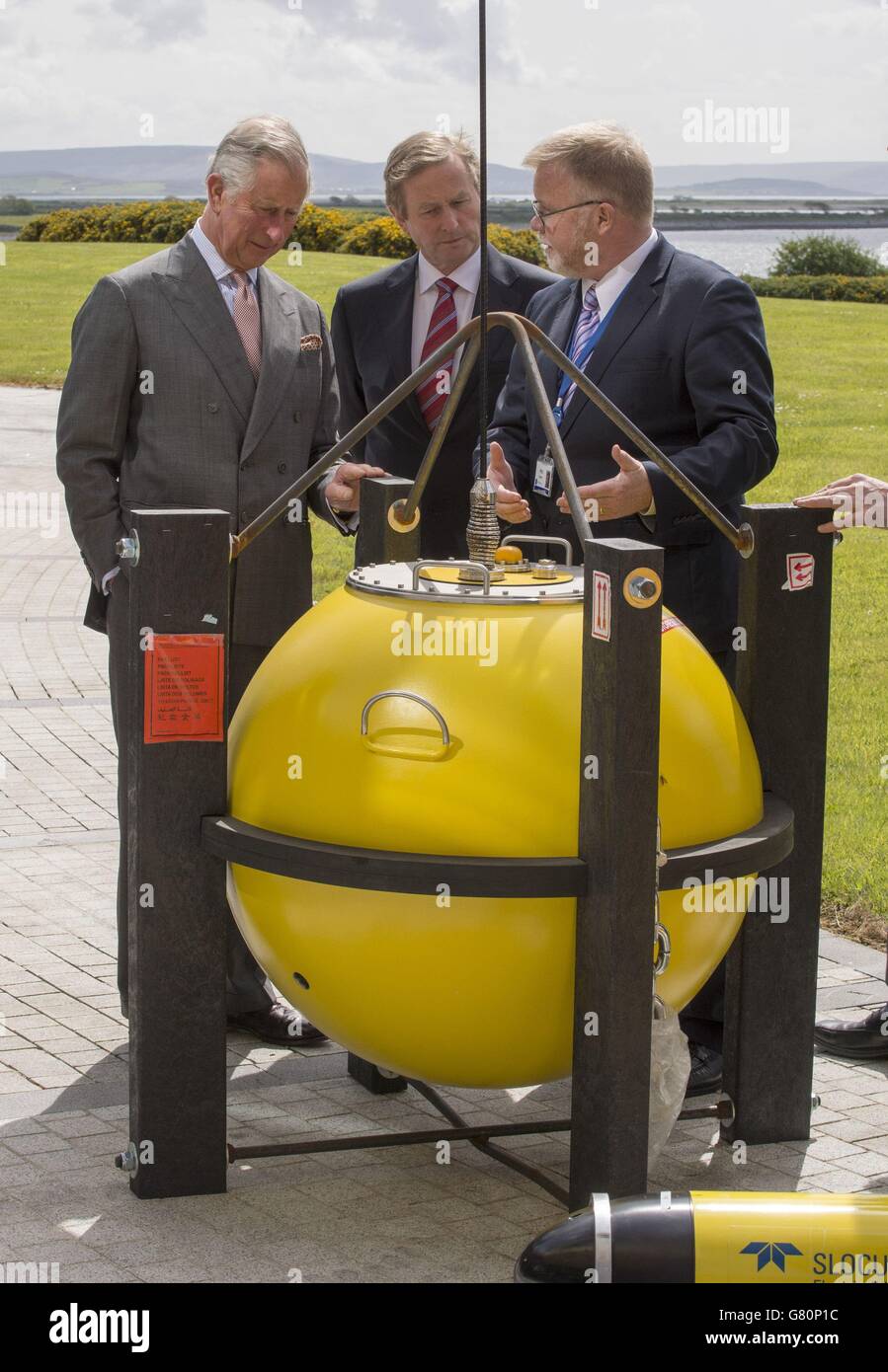 Taoiseach Enda Kenny (centro) con il Principe di Galles (a sinistra) all'Istituto Marino di Galway, il giorno uno di una visita di quattro giorni in Irlanda con la Duchessa di Cornovaglia. Foto Stock