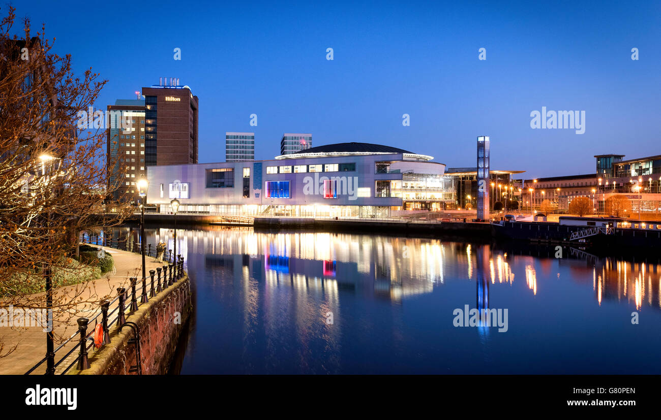Crepuscolo Waterfront Hall di Belfast, Irlanda del Nord Foto Stock