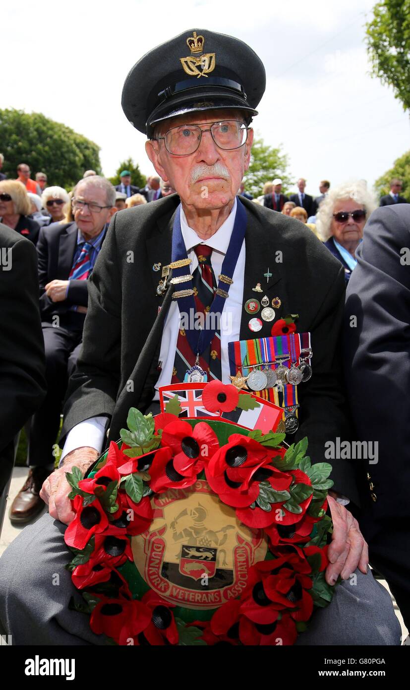 Il veterano di Dunkerque Arthur Taylor, 94 anni, prende posto per un servizio al British Memorial nel Cimitero militare di Dunkerque, in Francia, durante il 75° anniversario delle commemorazioni dell'operazione Dynamo. Foto Stock
