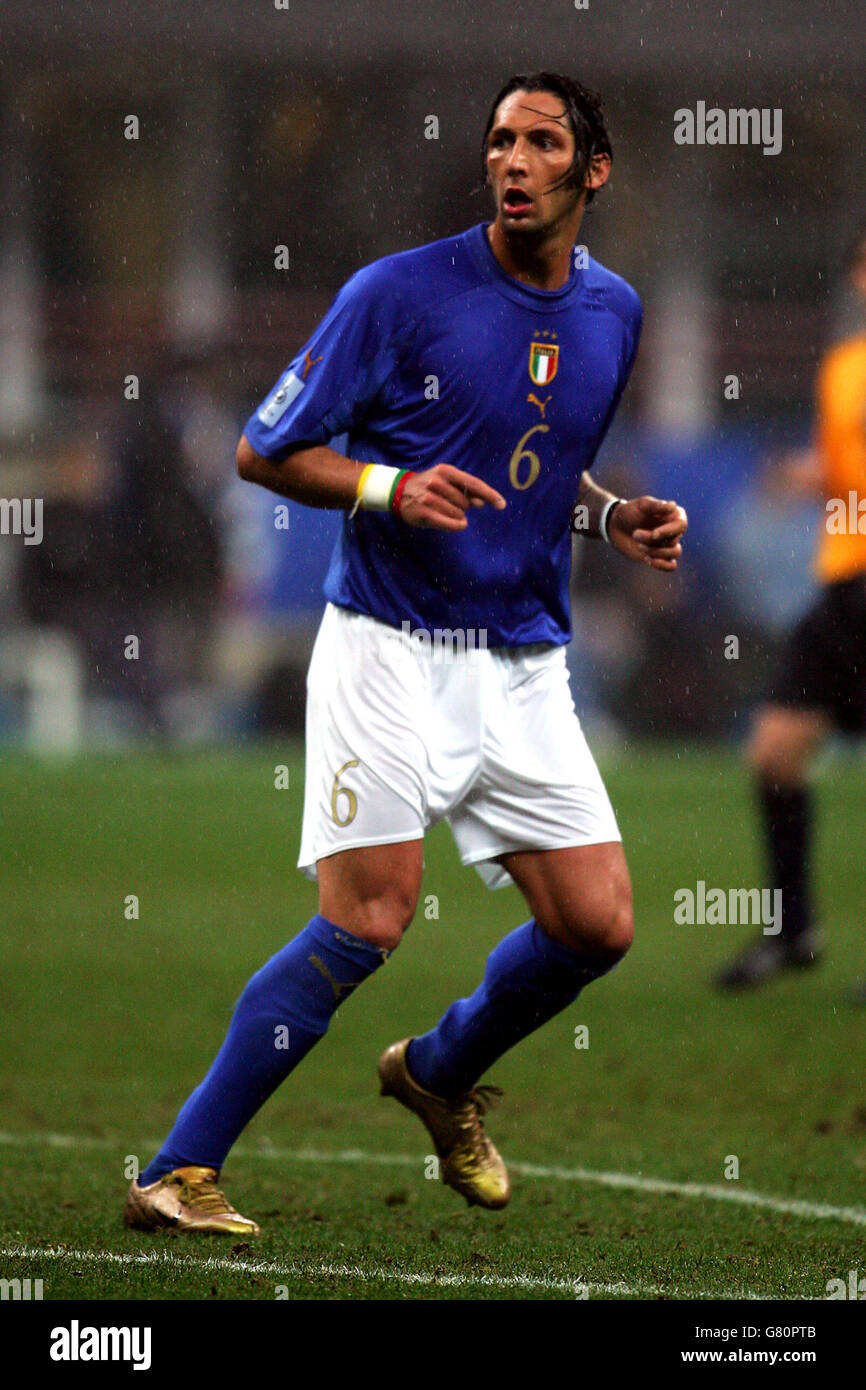 Calcio - Coppa del mondo FIFA 2006 Qualifier - Gruppo cinque - Italia / Scozia - Giuseppe Meazza. Marco Materazzi, Italia Foto Stock