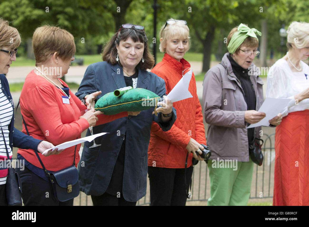 Il testimone centenario del Women's Institute al Band Stand di Hyde Park a Londra come membri del London/Surrey WI si riuniscono per un picnic per celebrare il loro centenario. Foto Stock