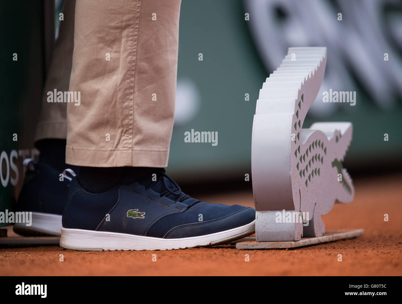 Tennis - 2015 French Open - giorno uno - Roland Garros. Line Judge Lacoste scarpa e logo il giorno uno del French Open al Roland Garros il 24 maggio 2015 a Parigi, Francia Foto Stock