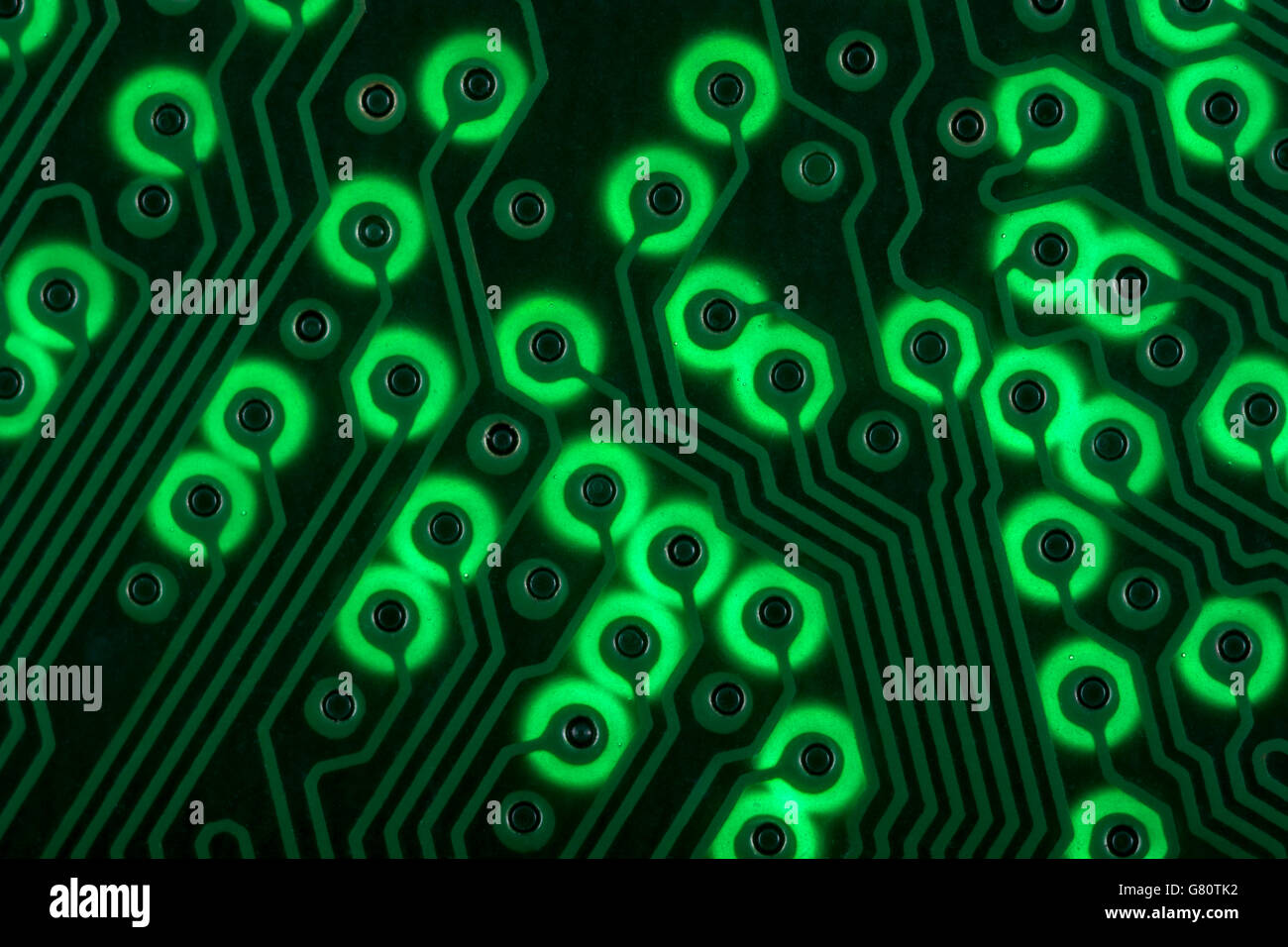 Con retroilluminazione a circuito stampato PCB della scheda madre che mostra il collegamento di "brani". Metafora visiva per la tecnologia del computer / elettronica. Cablaggio interno del computer. Foto Stock