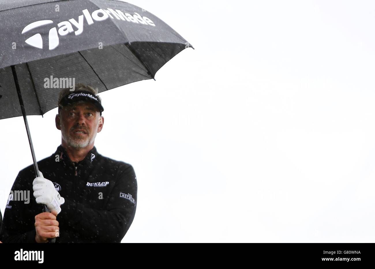 Darren Clarke sulla nona tee box durante il giorno uno del Dubai Duty Free Irish Open al Royal County Down Golf Club, Newcastle. Foto Stock