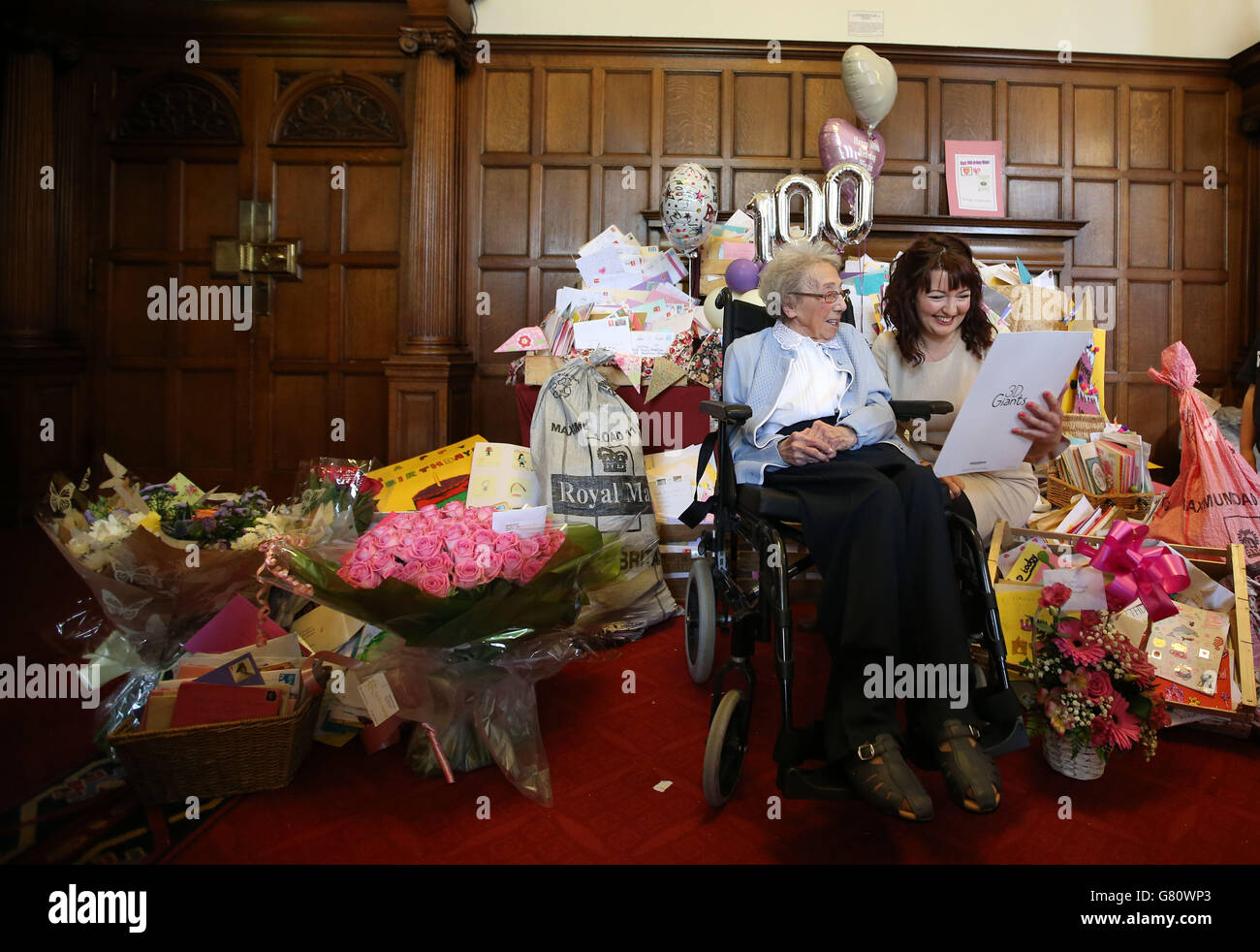 Winnie Blagden, che diventerà un centenario alla fine del mese, con il presentatore Kat Harborne (a destra) che ha organizzato un appello della BBC radio Sheffield, durante una festa a sorpresa al Municipio di Sheffield, a seguito di un appello della BBC radio Sheffield su Facebook, per assicurarsi che la vedova, chi non ha una famiglia e vive da solo, aveva 100 carte da aprire il suo centesimo compleanno, è andato virale, con l'appello visto da 2.5 milioni di persone e a cui migliaia hanno risposto. Foto Stock