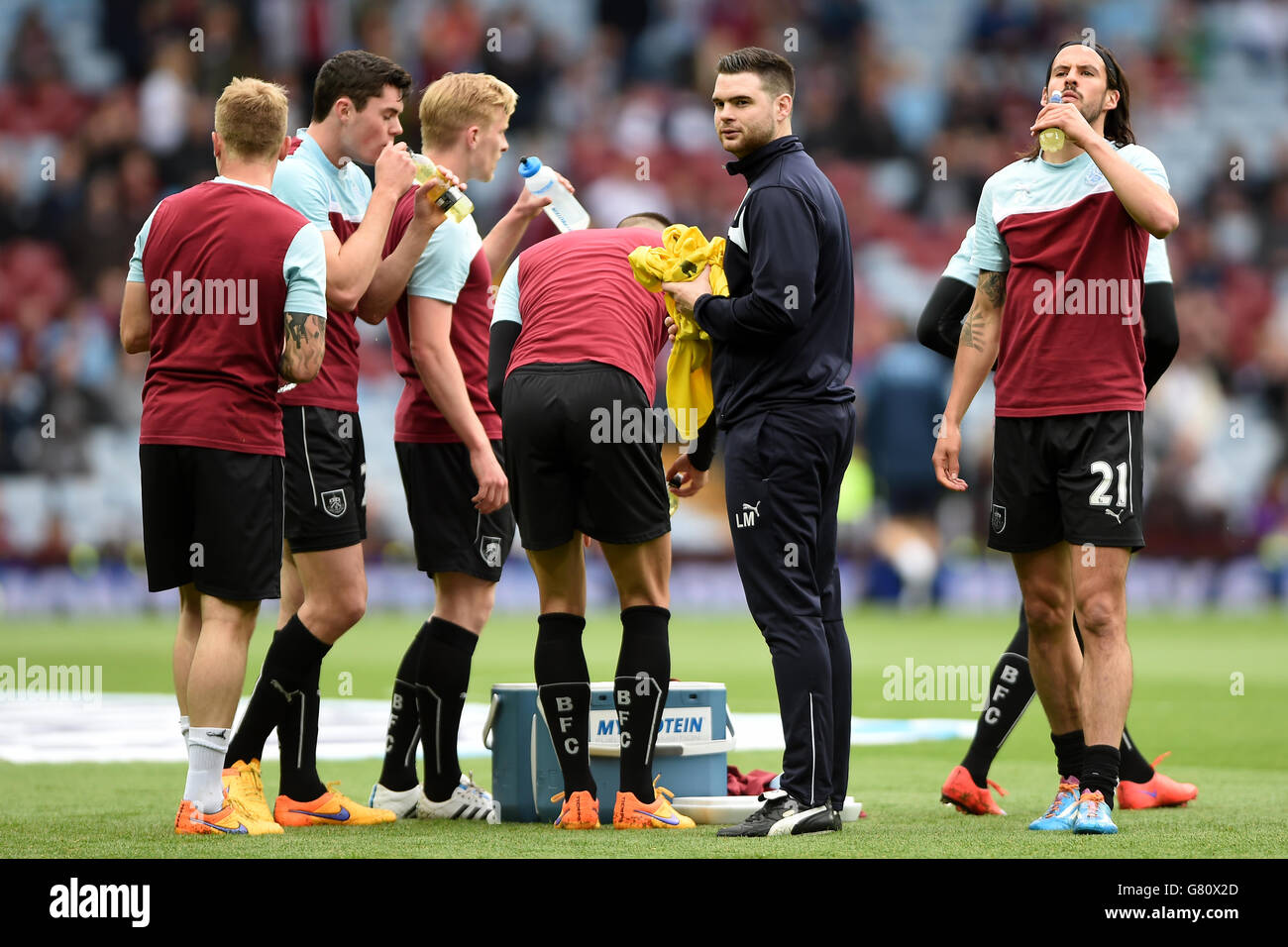 Calcio - Barclays Premier League - Aston Villa v Burnley - Villa Park. Burnley giocatori con Kit Man Lee Martin Foto Stock