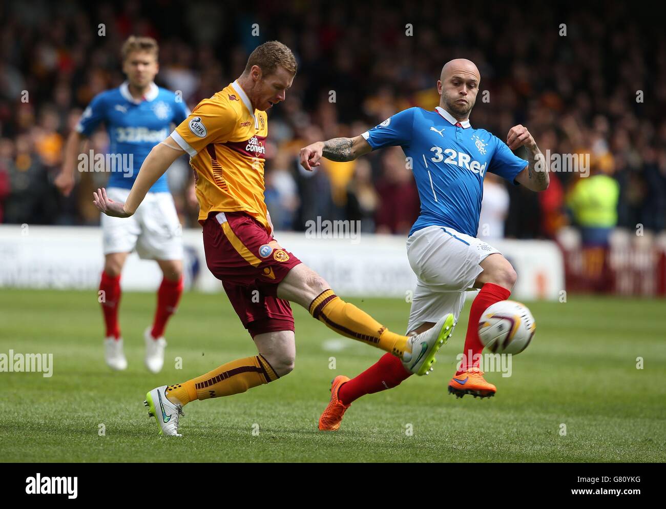 Stephen Pearson di Motherwell sfida la legge di Nicky dei Rangers (destra) durante la finale di Play Off della prima serie scozzese, seconda partita al Fir Park di Motherwell. Foto Stock