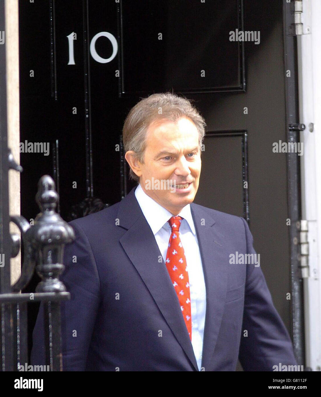 Il primo ministro britannico Tony Blair lascia 10 Downing Street, per recarsi a Buckingham Palace per chiedere alla Regina di sciogliere il Parlamento prima delle elezioni generali del 5 maggio. Foto Stock