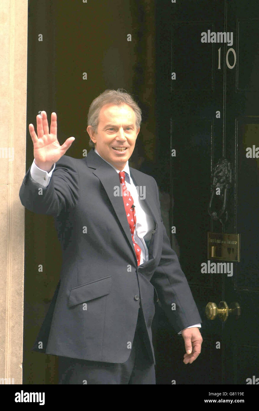 Il primo ministro Tony Blair si trova al di fuori del numero 10 di Downing Street, e ondeggia ai media in attesa, dopo che ha chiesto un'elezione generale il 5 maggio. Foto Stock