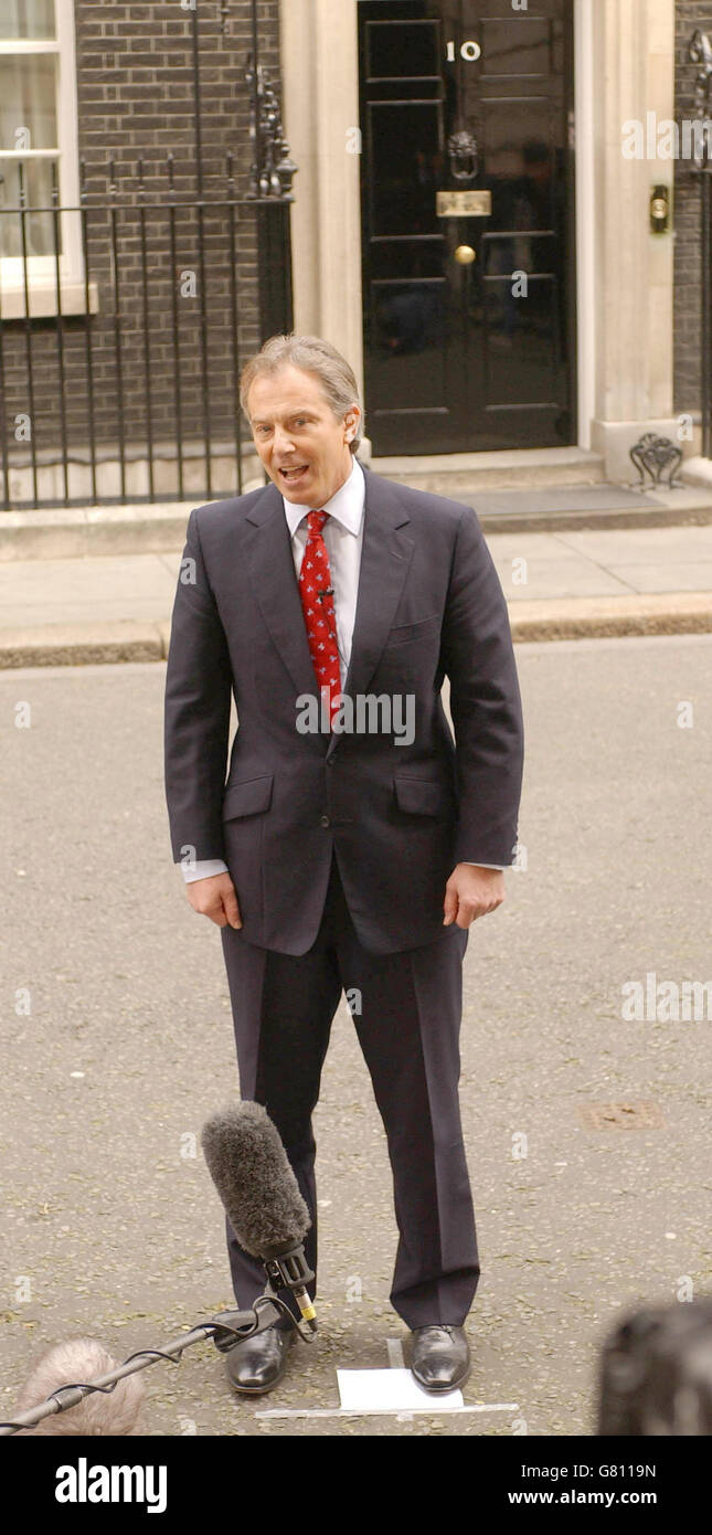 Il primo ministro Tony Blair si trova al di fuori del numero 10 di Downing Street, e annuncia ai media in attesa, che ha chiesto un'elezione generale il 5 maggio. Foto Stock