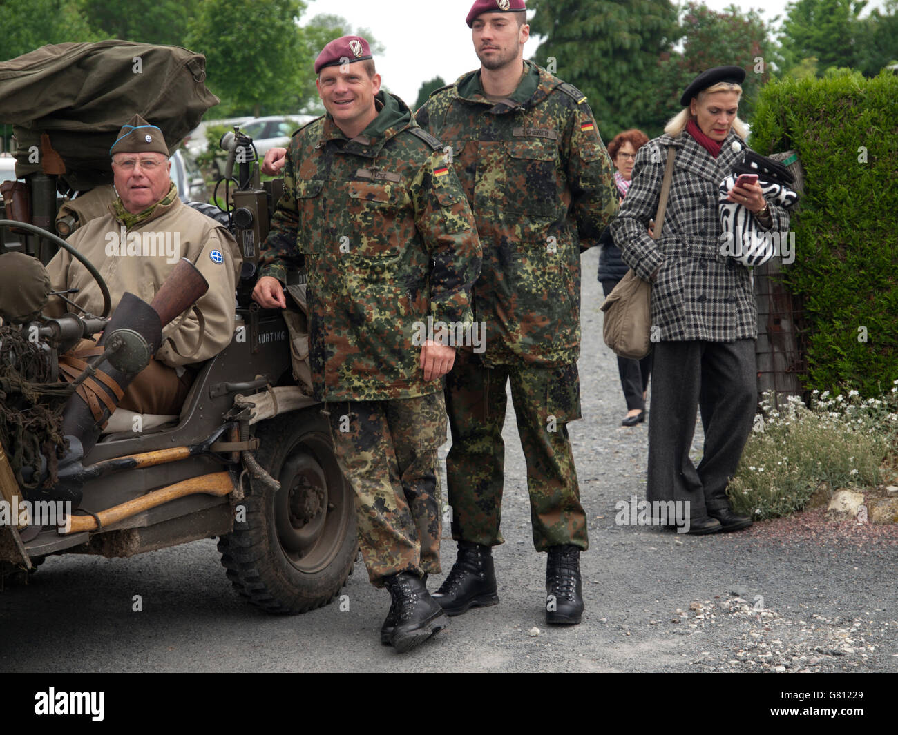 Un raduno di veterani, servendo i soldati e dignitari locali in Saint-Come-du-Mont, commemorando 72 anni poiché il D-Day Foto Stock