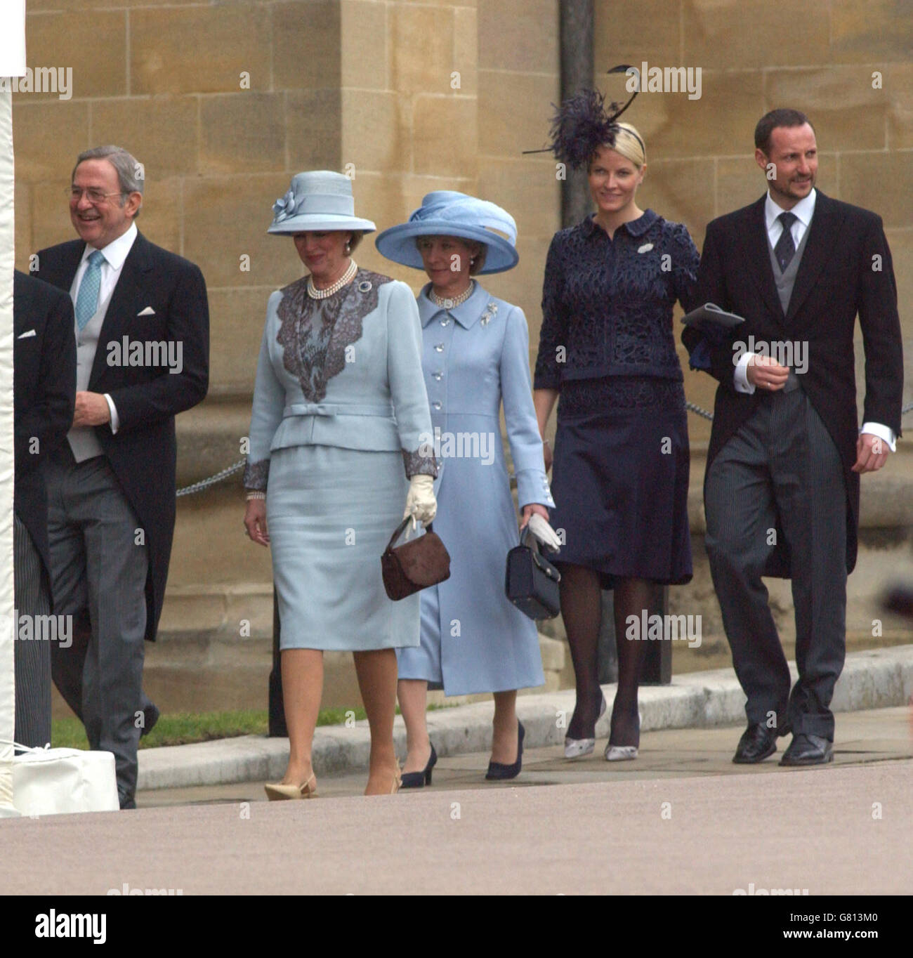 La duchessa di Gloucester (centro) accompagna i reali europei, tra cui il principe ereditario e la principessa di Norvegia (posteriore) alla Cappella di San Giorgio, il Castello di Windsor per la benedizione del matrimonio del Principe di Galles con la duchessa di Cornovaglia. Foto Stock