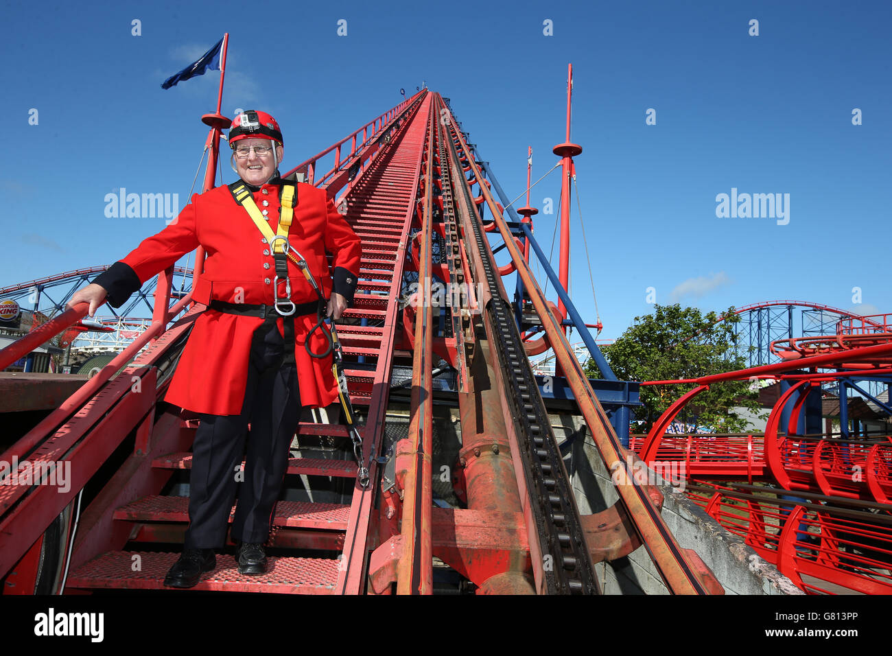 Steve 'Tankie' Allen, un pensionato Chelsea di 72 anni, inizia la sua salita prima di scendere dalla cima delle montagne russe Big One a Blackpool Pleasure Beach a Blackpool, in aiuto di ABF The Soldiers Charity. Foto Stock