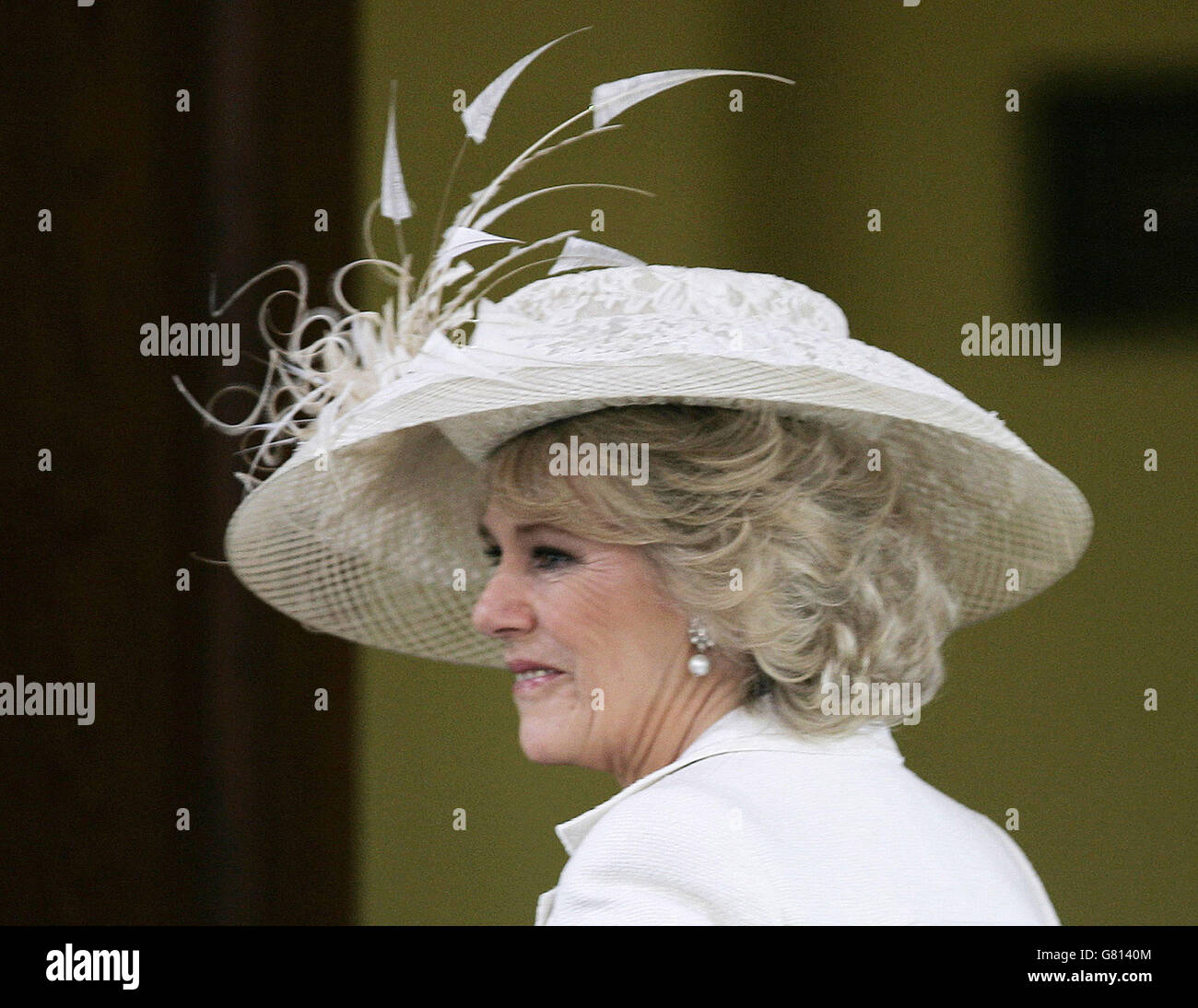 Camilla Parker Bowles, con un cappello di Phillip Treacy, ondeggia al suo  arrivo Foto stock - Alamy