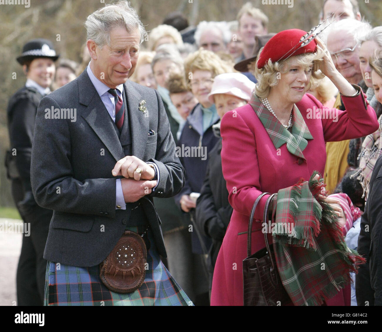 Royal Wedding - Matrimonio del principe Carlo e Camilla Parker Bowles Crathie - Chiesa Parrocchiale Foto Stock