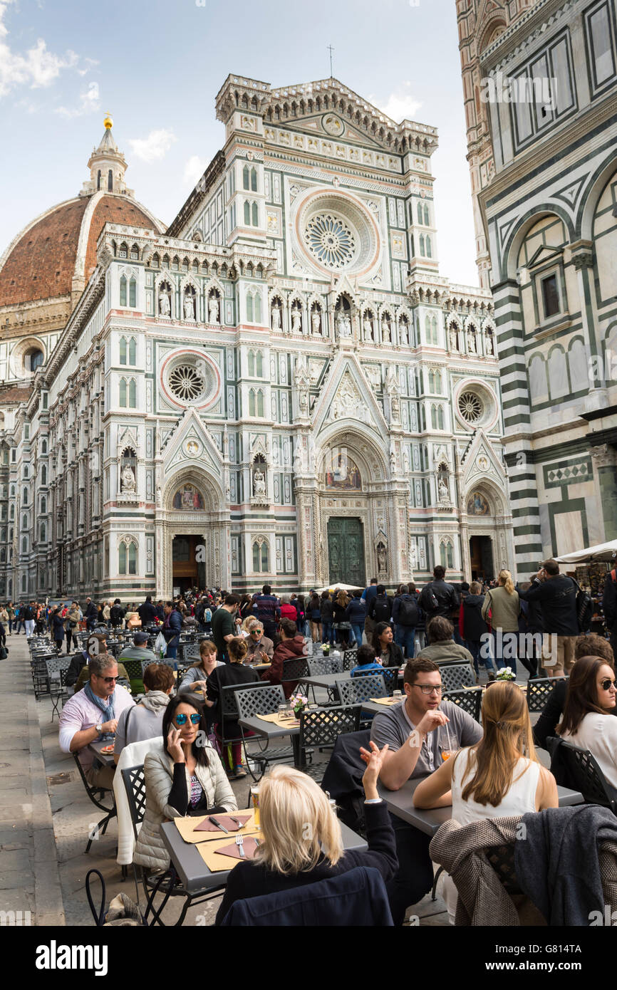 I turisti di mangiare nel ristorante in Piazza San Giovanni nella parte anteriore del Duomo di Firenze di Santa Maria del Fiore. Firenze, Italia Foto Stock