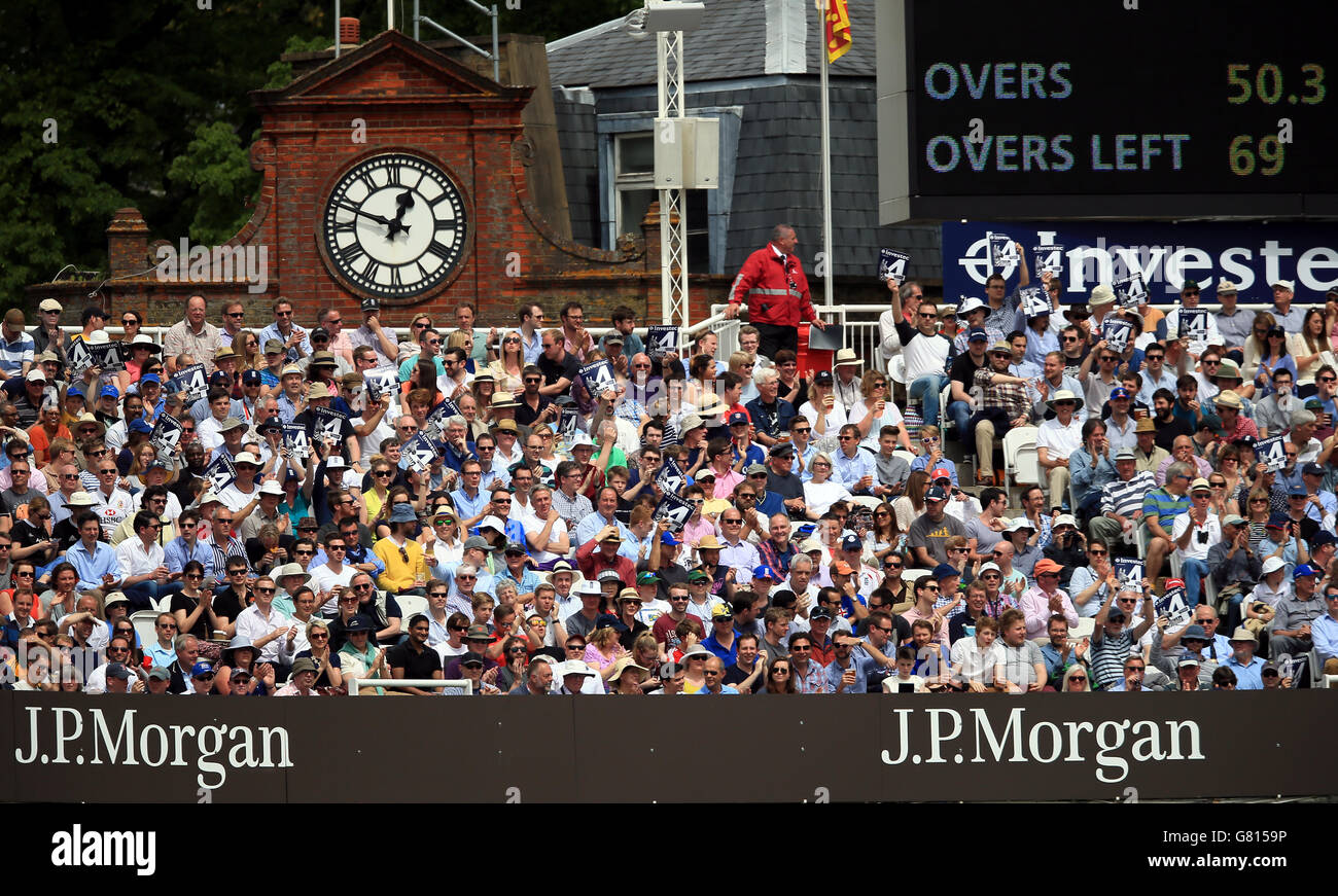 Cricket - primo Investec Test Match - Inghilterra / Nuova Zelanda - giorno quattro - Lord's. I fan festeggiano negli stand Foto Stock