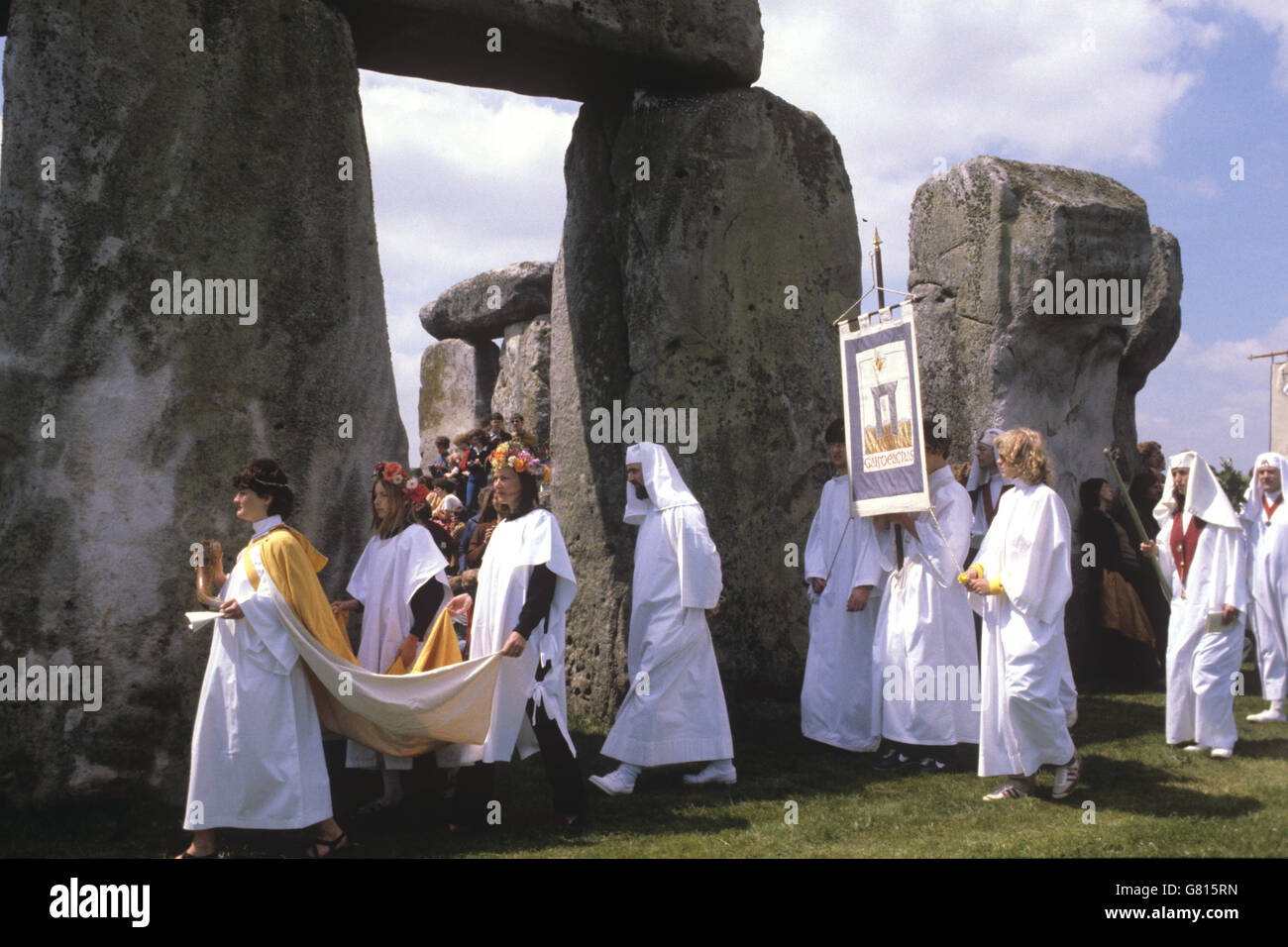 Costumi e Tradizioni - Midsummer Solstice - Stonehenge. Una processione dei partecipanti bianchi al Druid Midsummer Solstice di Stonehenge. Foto Stock