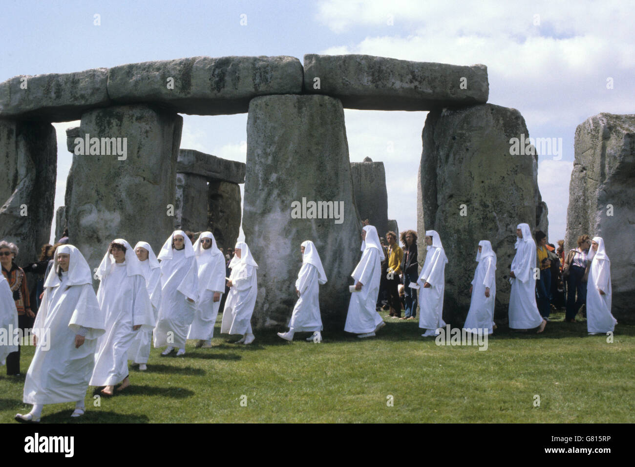 Costumi e Tradizioni - Midsummer Solstice - Stonehenge. Una processione dei partecipanti bianchi al Druid Midsummer Solstice di Stonehenge. Foto Stock