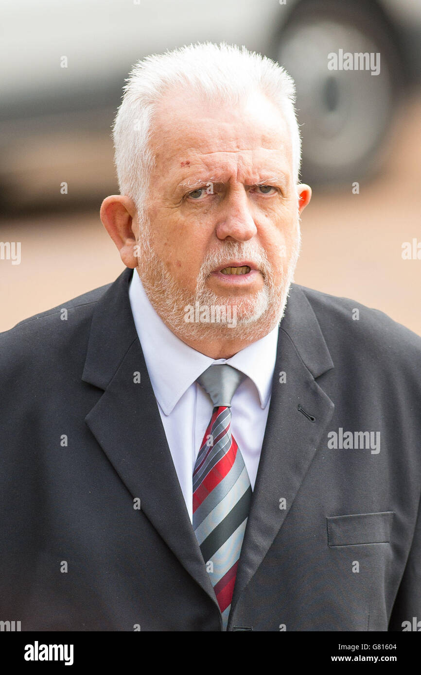 Il dottor Errol Cornish lascia un'audizione preliminare alla Corte Corona di Maidstone, Kent, dove è accusato del massacro per negligenza grave dell'insegnante della scuola primaria, Frances Cappuccini, morto dopo aver partorito la sezione Cesarean di emergenza. Foto Stock