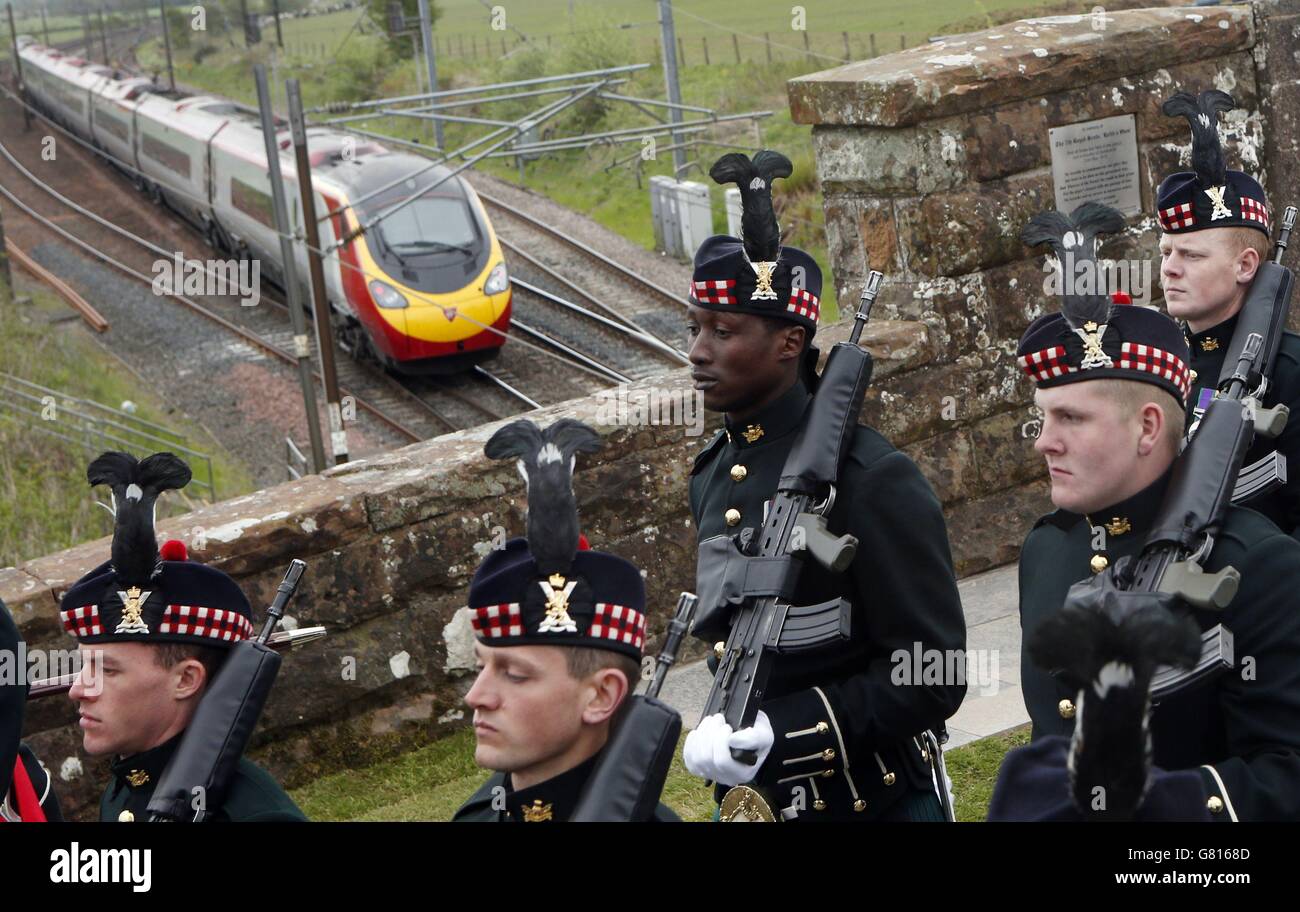 Una parata mareggia da Gretna Green a Quintinshill, come un servizio speciale si è tenuto oggi alla vecchia chiesa parrocchiale di Gretna per commemorare il centesimo anniversario del crollo ferroviario di Quintinshill, il peggior disastro ferroviario della Gran Bretagna. Foto Stock