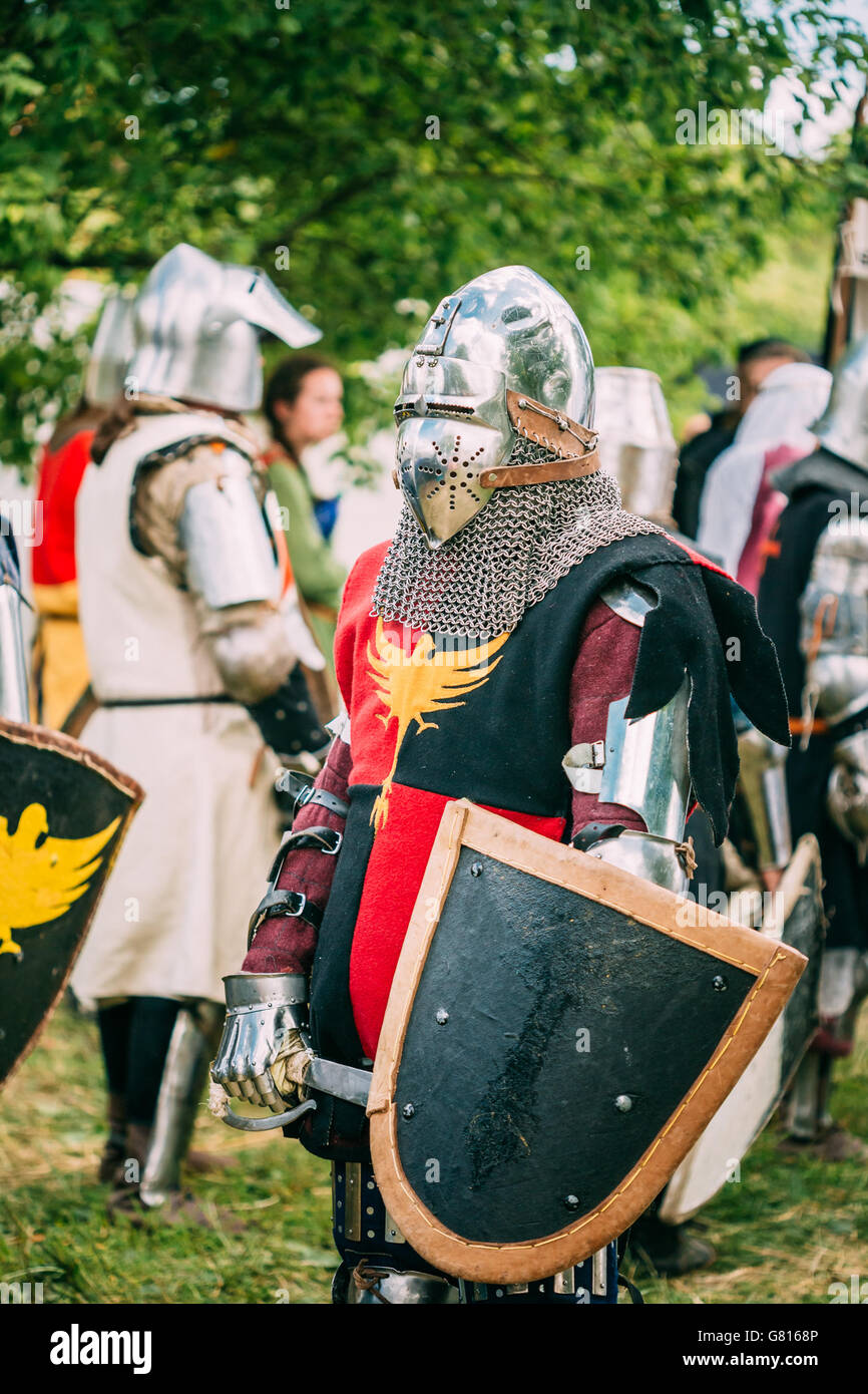 MINSK, Bielorussia - Luglio 19, 2014: cavaliere guerriero partecipante di estival della cultura medievale Foto Stock