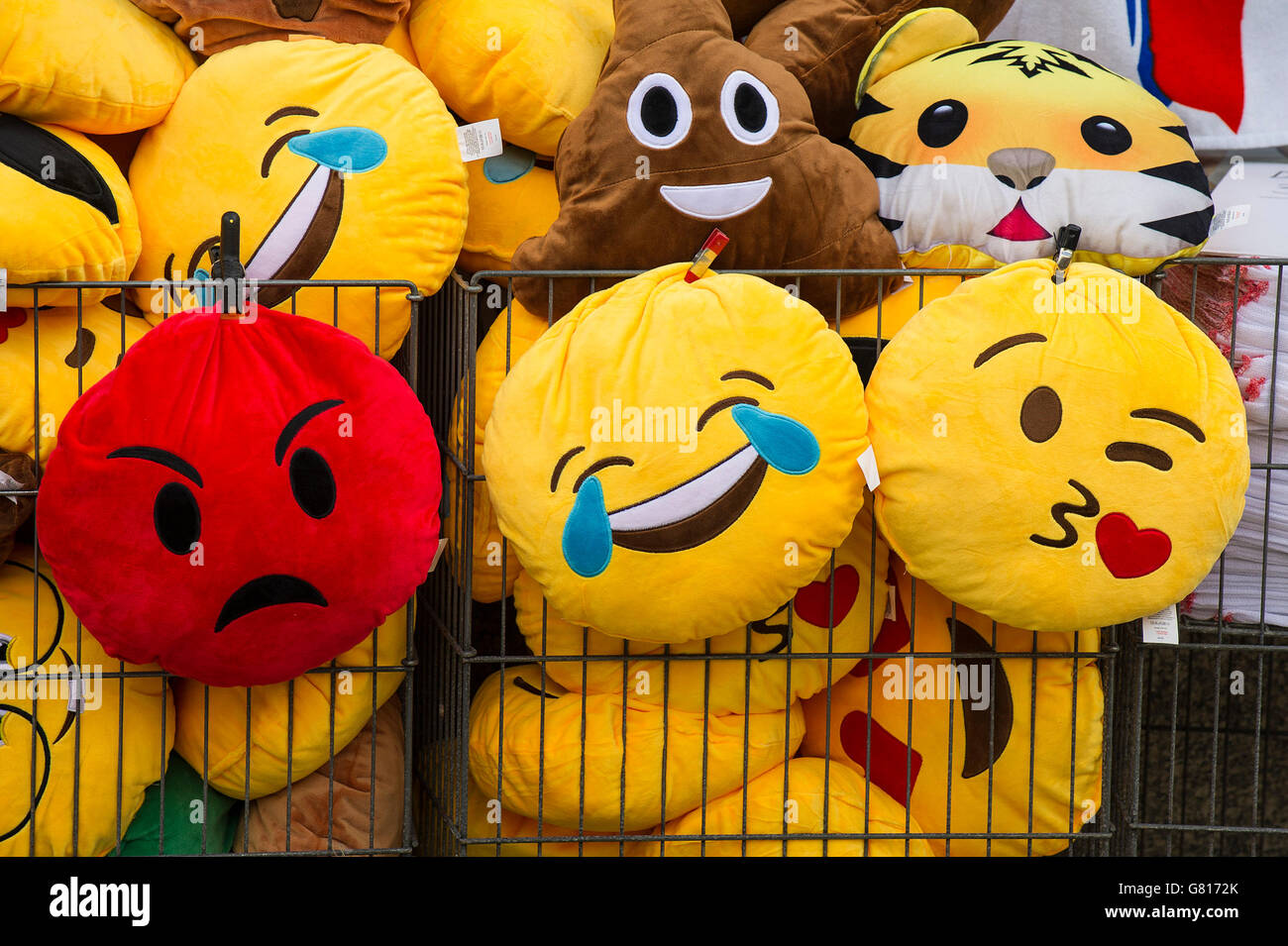 Cuscini colorati con ricamate le espressioni del viso. Foto Stock