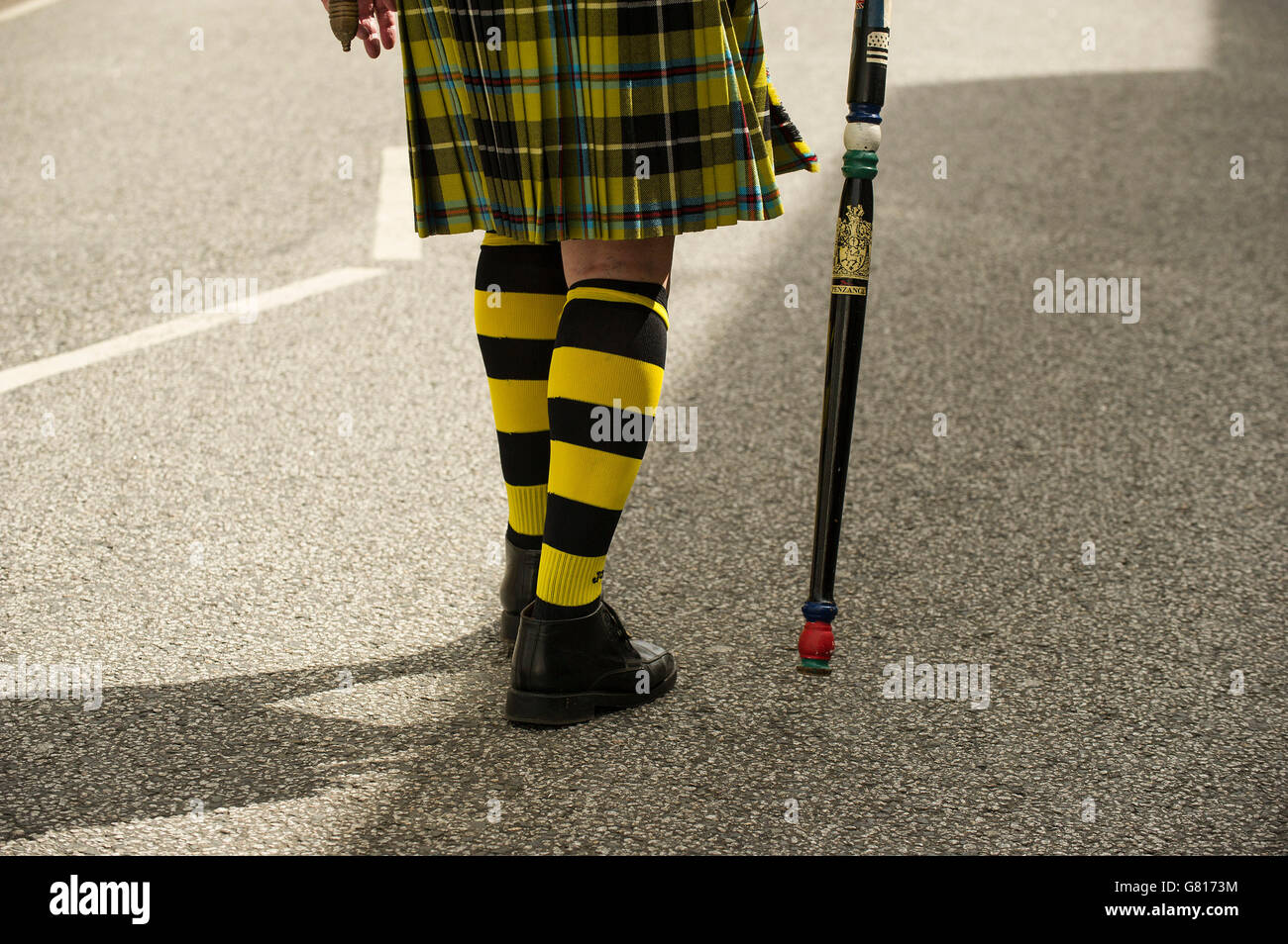 Il Penzance Town Crier marching durante il giorno Mazey celebrazioni in Penzance Cornwall Regno Unito. Foto Stock