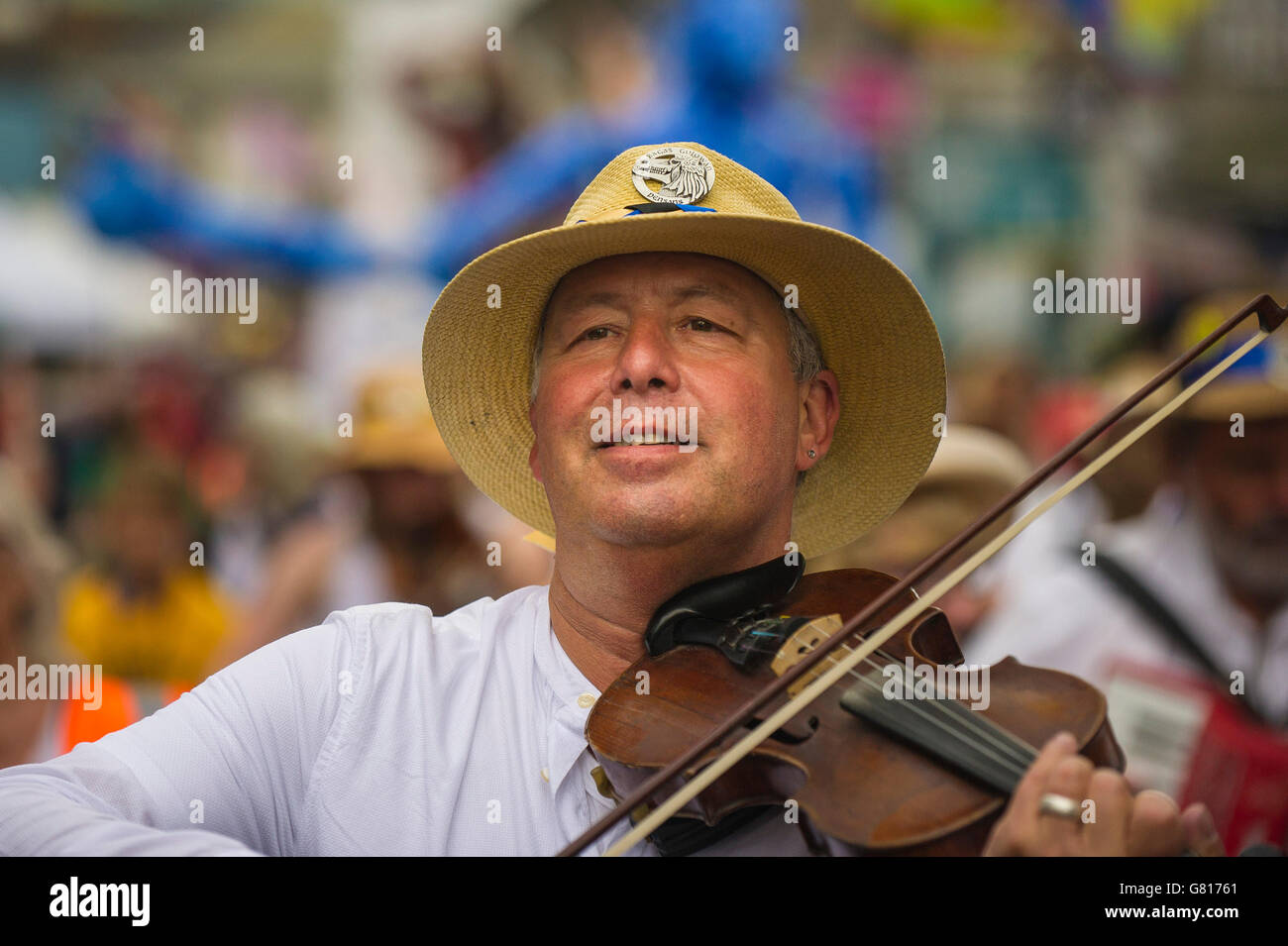 Un musicista dalla banda di Golowan al giorno Mazey celebrazioni a Penzance, Cornwall. Foto Stock