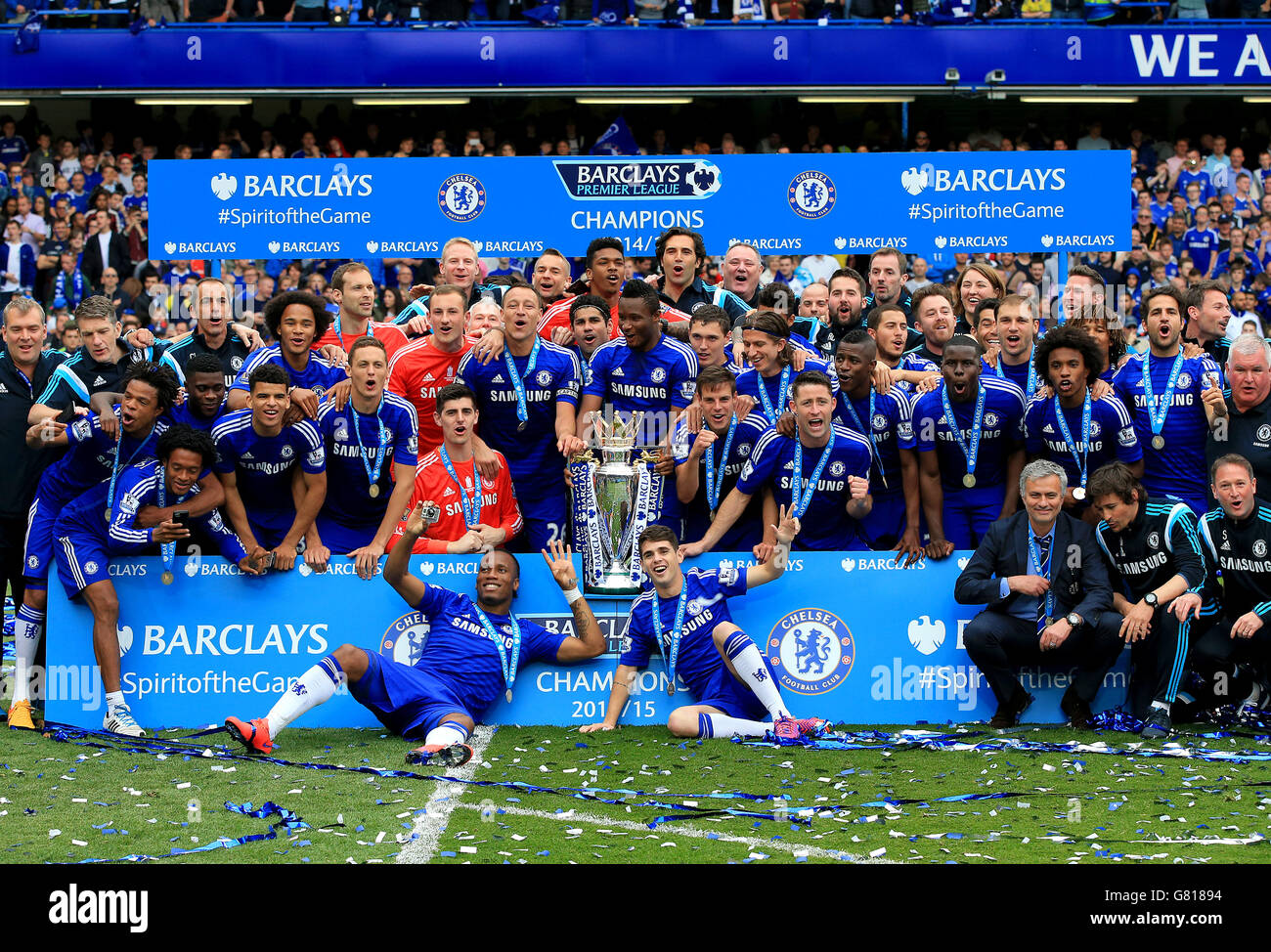 I giocatori di Chelsea festeggiano con il trofeo dopo la partita Barclays Premier League a Stamford Bridge, Londra. Foto Stock