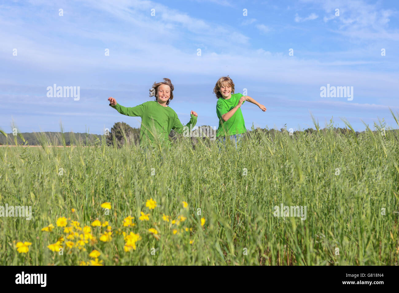 Felici i bambini sani in esecuzione, giocare all'aperto in estate Foto Stock
