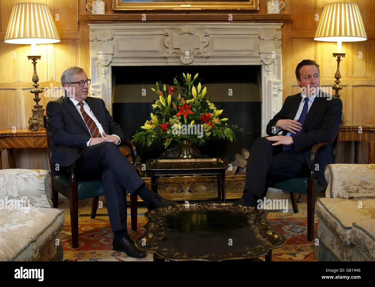 Il presidente della Commissione europea Jean-Claude Juncker, di sinistra, incontra il primo ministro David Cameron a Chequers, Buckinghamshire, mentre Cameron cessa gli sforzi per rinegoziare le relazioni del Regno Unito con l'Unione europea. Foto Stock