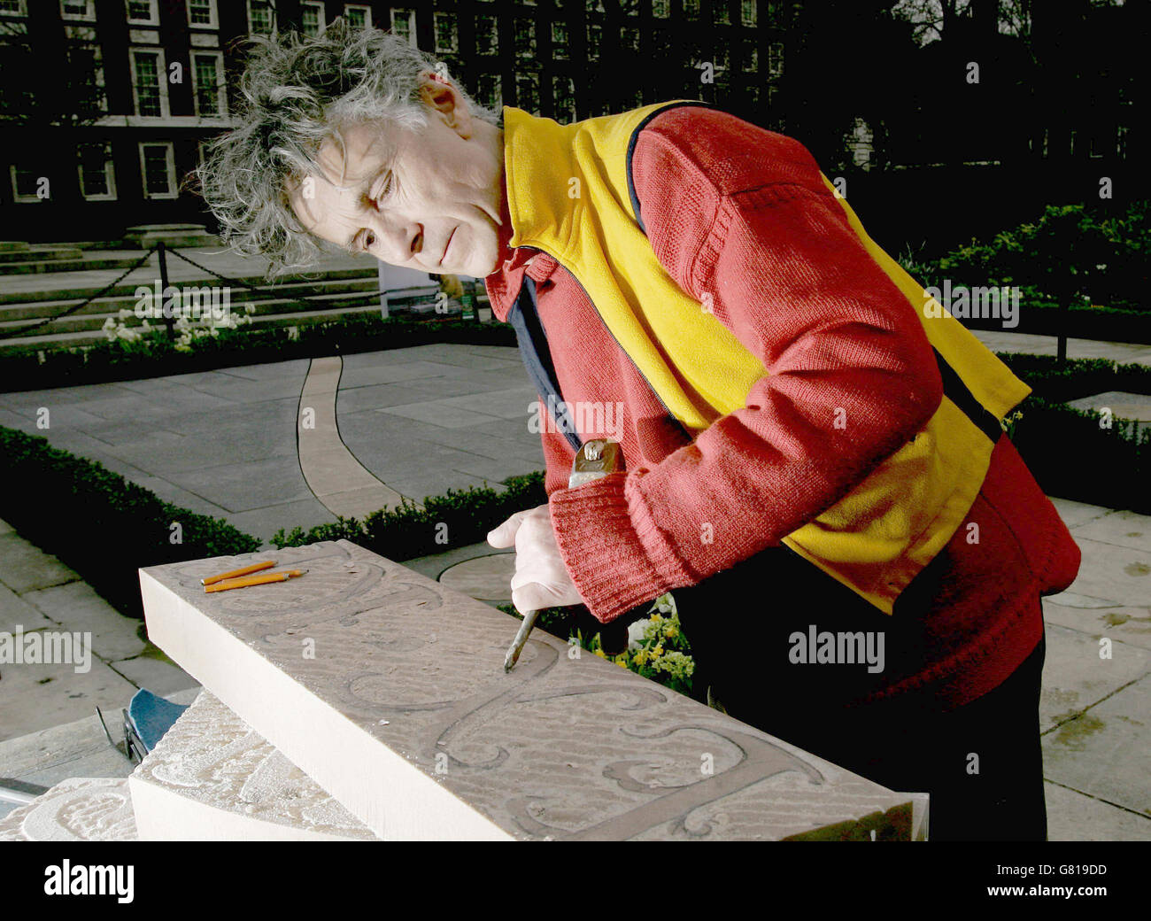 Artista britannico al lavoro in Grosvenor Square - World Trade Center Memorial Foto Stock