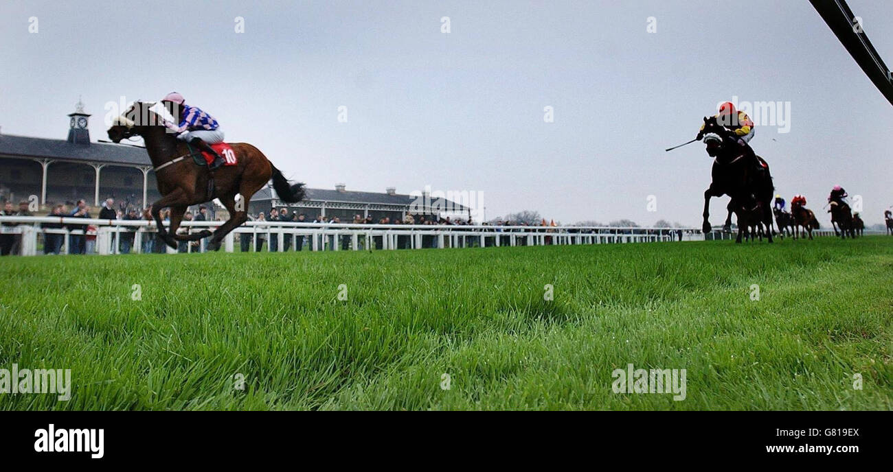 Greenwich intanto con jockey Danny Tudhope (L) sono facili vincitori del Northern Racing College apprendista handicap. Foto Stock